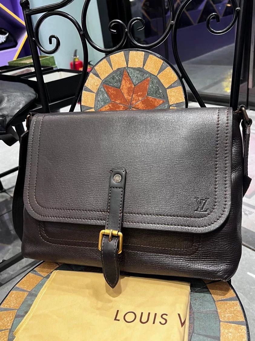 Louis Vuitton Louis Vuitton Men's Brown Cowhide Messenger Bag Size ONE SIZE - 3 Thumbnail