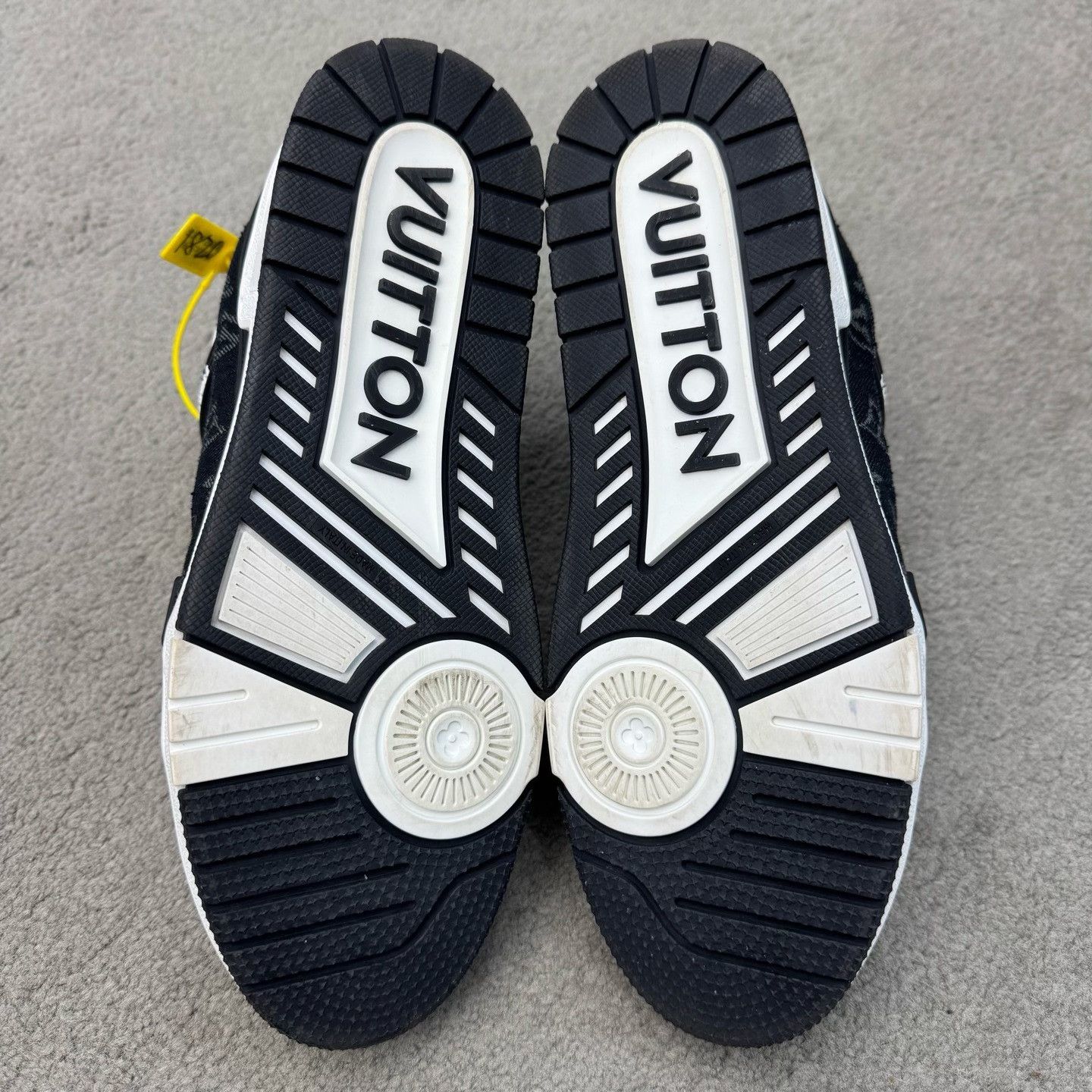 Louis Vuitton Louis Vuitton Trainer 42 Black White Denim Size US 9 / EU 42 - 2 Thumbnail