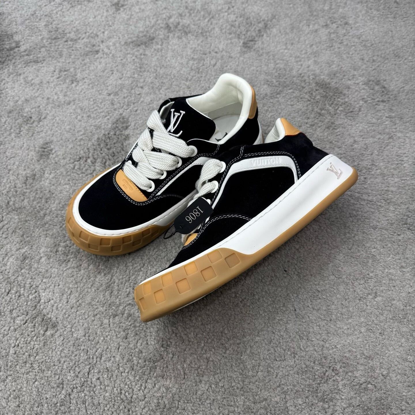 Louis Vuitton Louis Vuitton Suede Round-Toe Lace-Up Sneakers Size US 9 / EU 42 - 2 Thumbnail