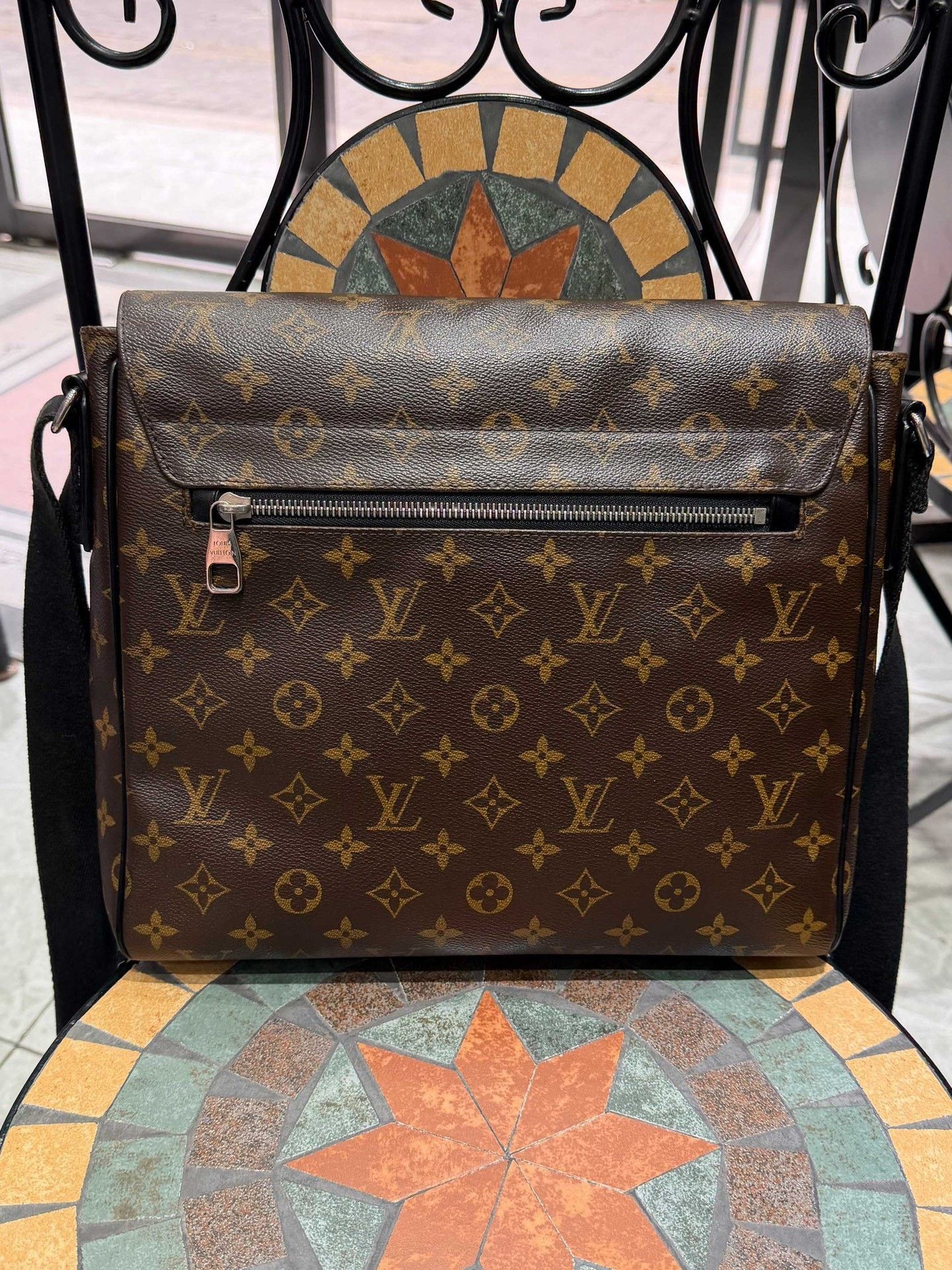 Louis Vuitton Louis Vuitton Men's Classic Monogram Messenger Bag Size ONE SIZE - 2 Thumbnail