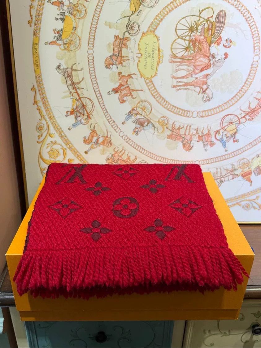 Louis Vuitton Louis Vuitton Classic Monogram Red Cashmere Scarf Size ONE SIZE - 2 Thumbnail