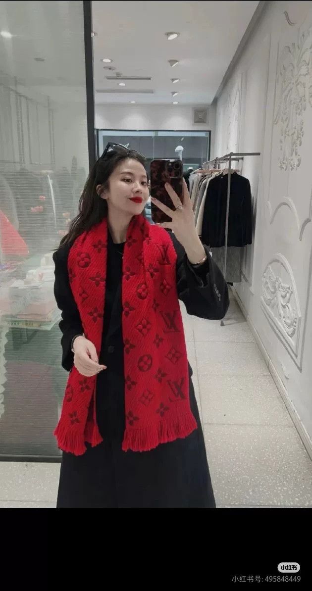 Louis Vuitton Louis Vuitton Classic Monogram Red Cashmere Scarf Size ONE SIZE - 5 Thumbnail