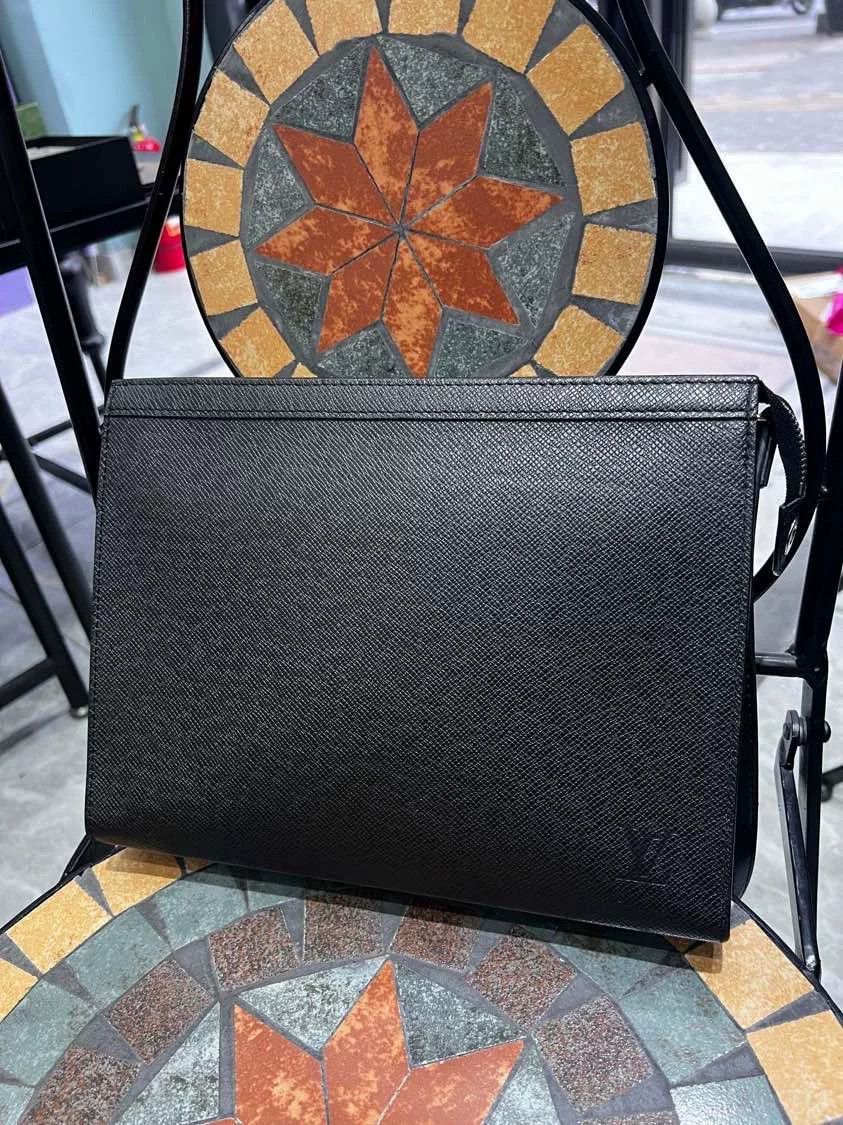 Louis Vuitton Louis Vuitton Pochette Voyage Clutch Size ONE SIZE - 3 Thumbnail