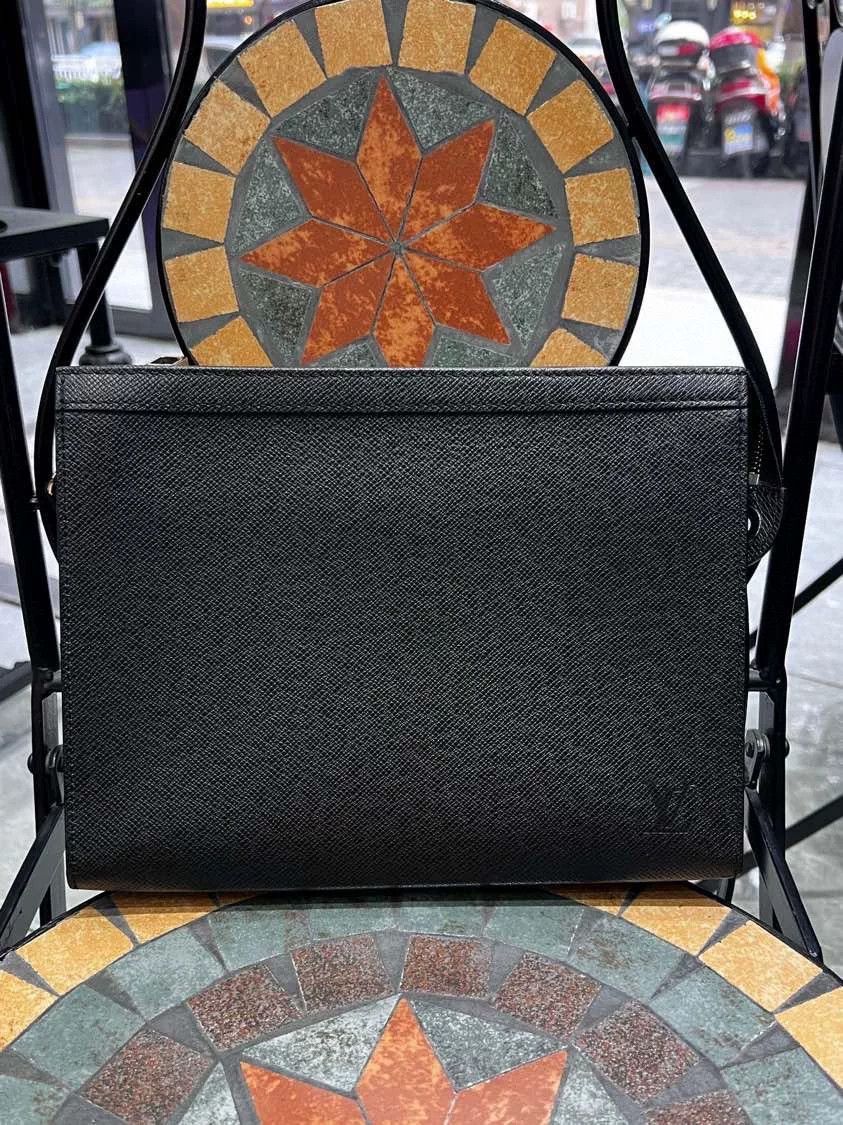 Louis Vuitton Louis Vuitton Pochette Voyage Clutch Size ONE SIZE - 4 Thumbnail