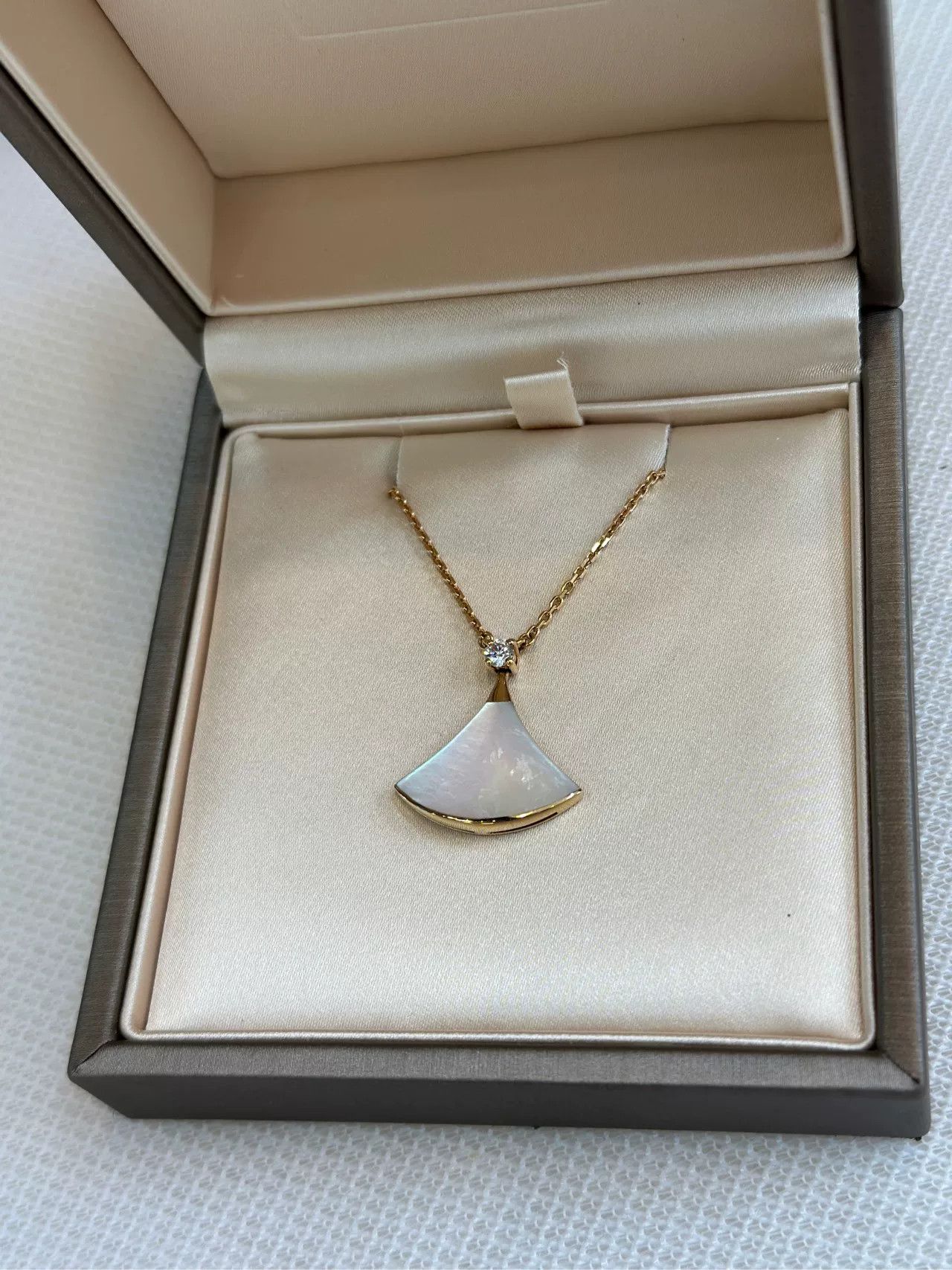 Bvlgari Bulgari Diva Large White MOP Fan Necklace 18K Rose Gold Size ONE SIZE - 3 Thumbnail