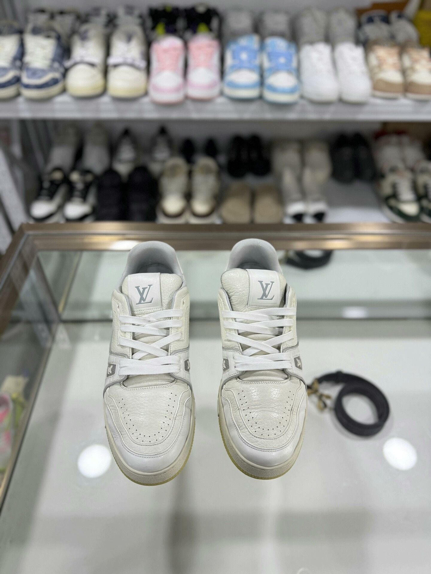Louis Vuitton Louis Vuitton LV Trainer White Cement Size US 8 / EU 41 - 2 Thumbnail