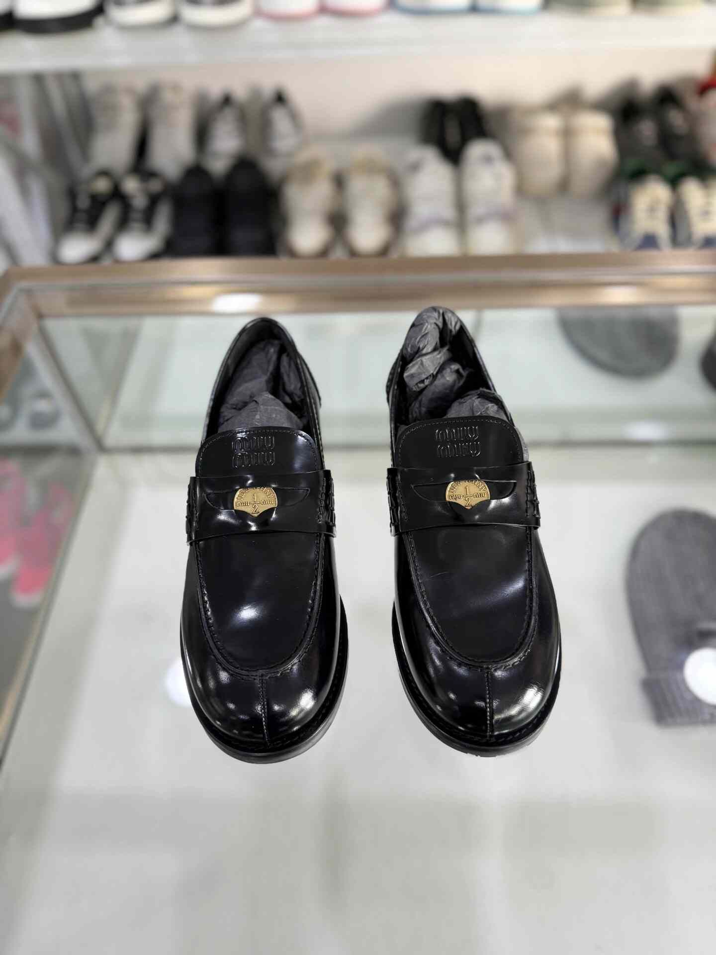 Miu Miu Miu Miu Black Gold Coin Loafers Men 42 Size US 9 / EU 42 - 2 Thumbnail