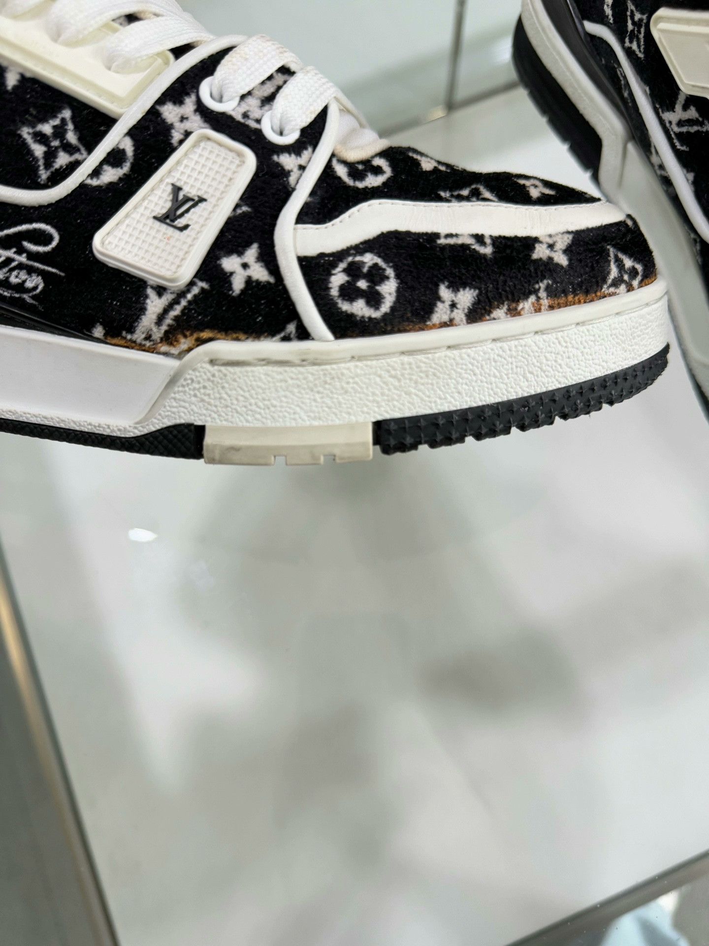 Louis Vuitton Louis Vuitton LV Trainer Black White Velvet Men's Size 41 Size US 8 / EU 41 - 6 Thumbnail