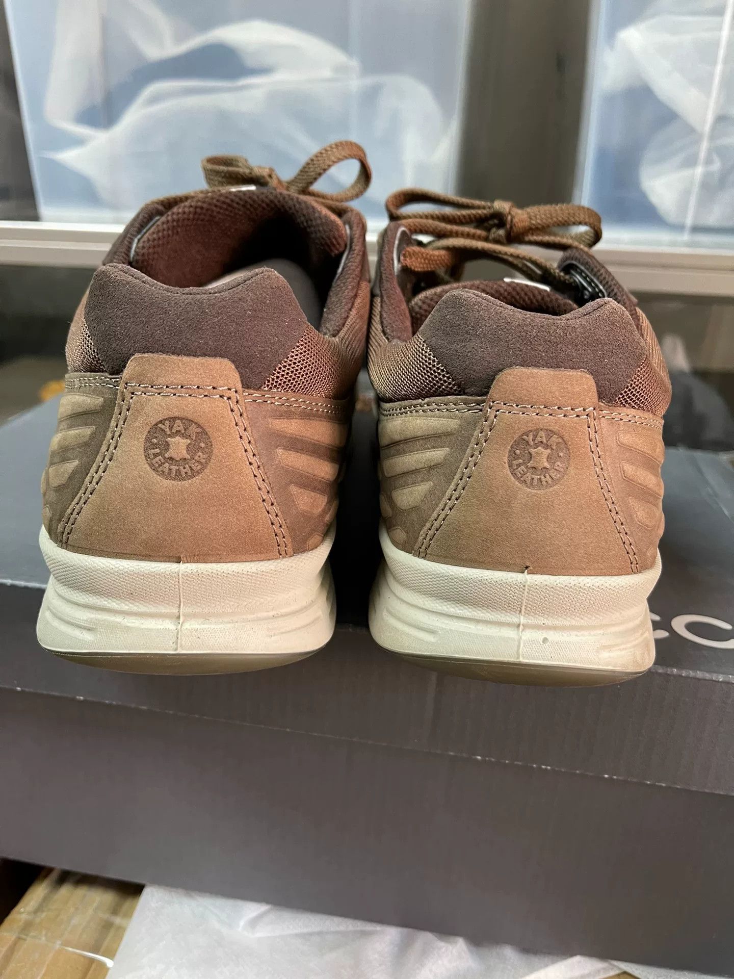 Ecco ECCO Men's Casual Yak Leather Sneakers Size US 10 / EU 43 - 2 Thumbnail