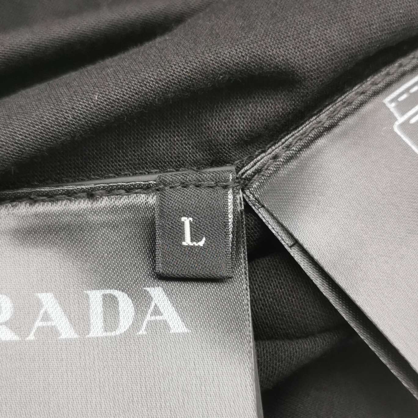 Prada Prada M Cotton Solid Triangle Logo Sleeveless Vest Size US M / EU 48-50 / 2 - 11 Thumbnail