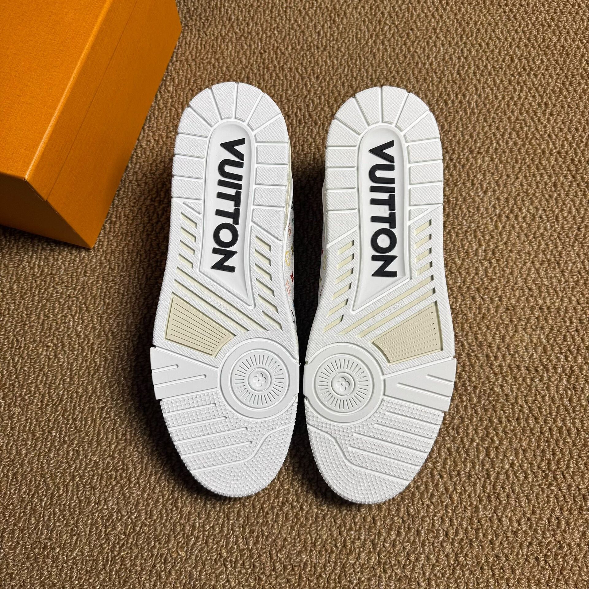 Louis Vuitton Louis Vuitton x Murakami Trainer Size US 10 / EU 43 - 4 Thumbnail