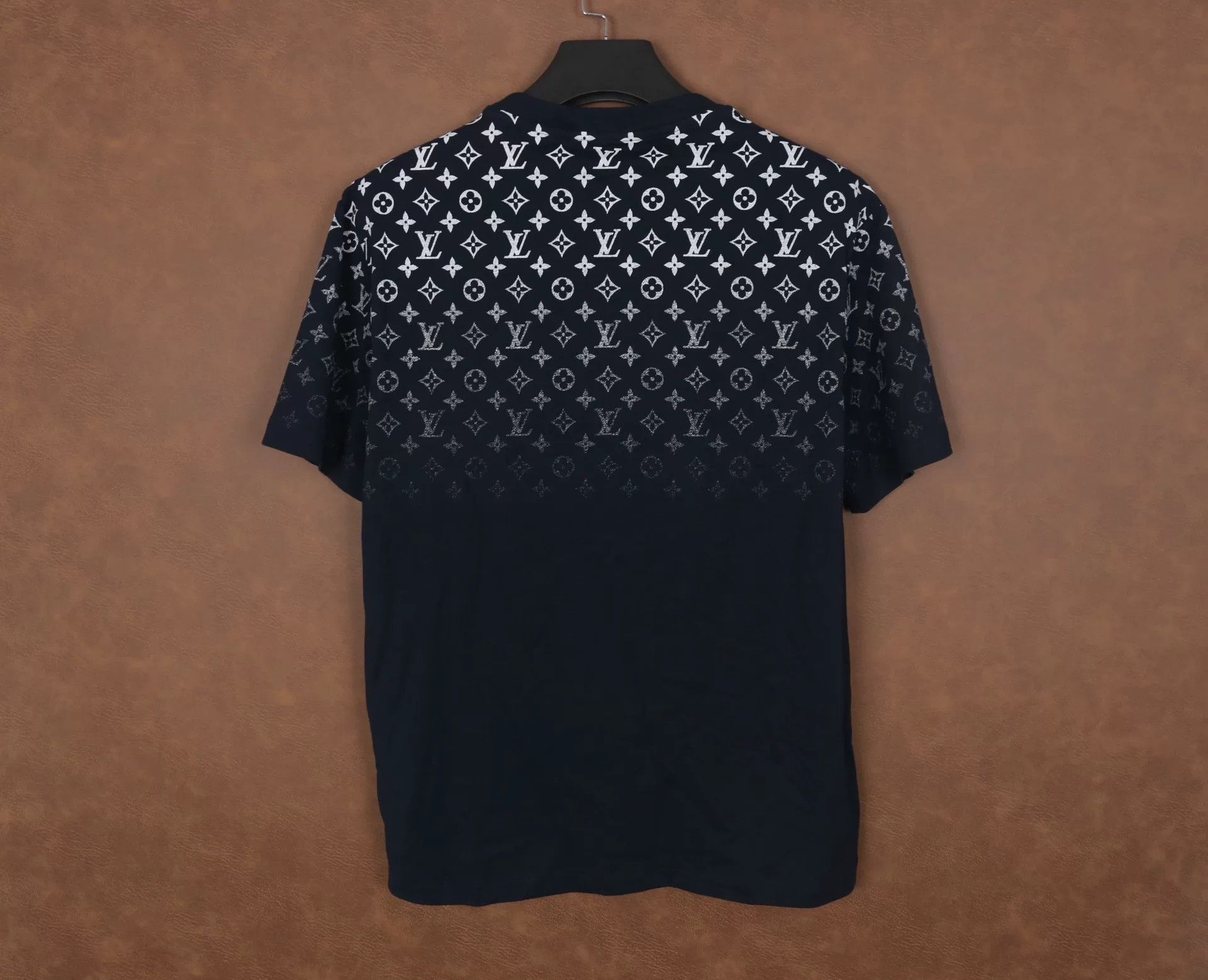 Louis Vuitton Louis Vuitton Gradient Logo Cotton T-shirt Size US L / EU 52-54 / 3 - 3 Thumbnail