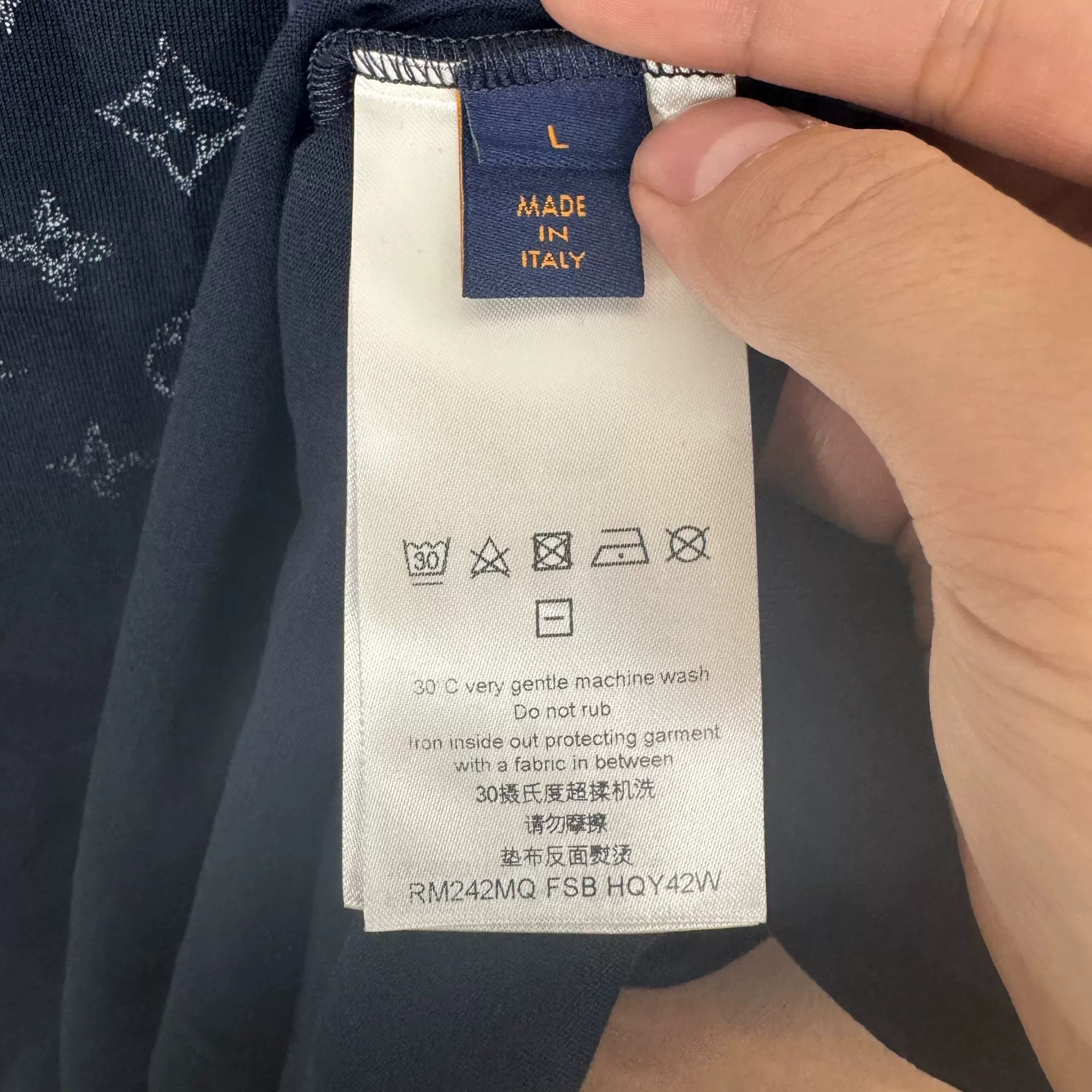 Louis Vuitton Louis Vuitton Gradient Logo Cotton T-shirt Size US L / EU 52-54 / 3 - 7 Thumbnail