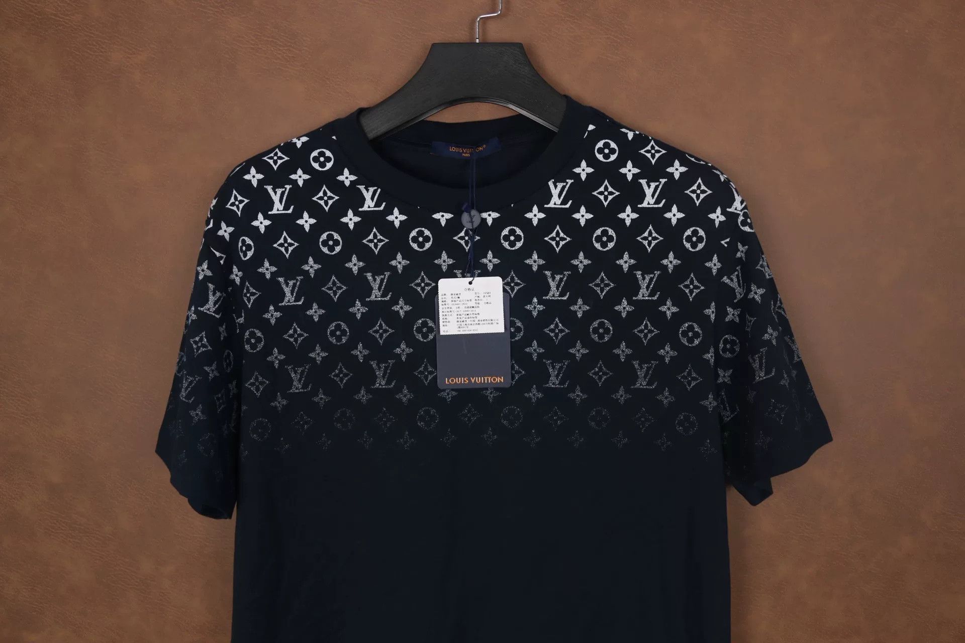 Louis Vuitton Louis Vuitton Gradient Logo Cotton T-shirt Size US L / EU 52-54 / 3 - 2 Thumbnail