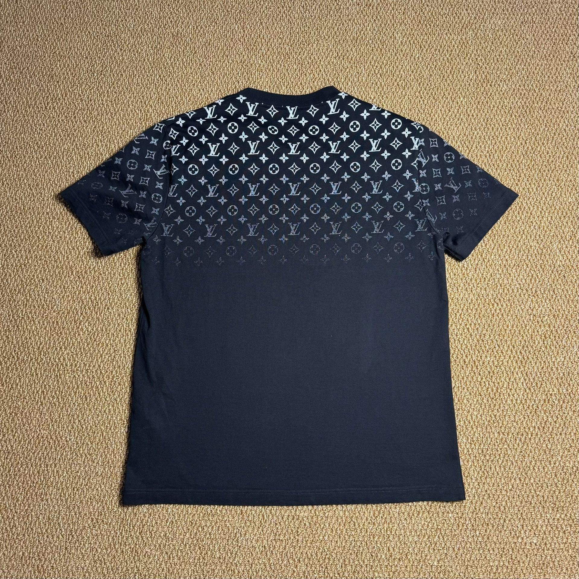 Louis Vuitton Louis Vuitton LV SS24 Gradient Logo T-Shirt Size US XL / EU 56 / 4 - 2 Thumbnail