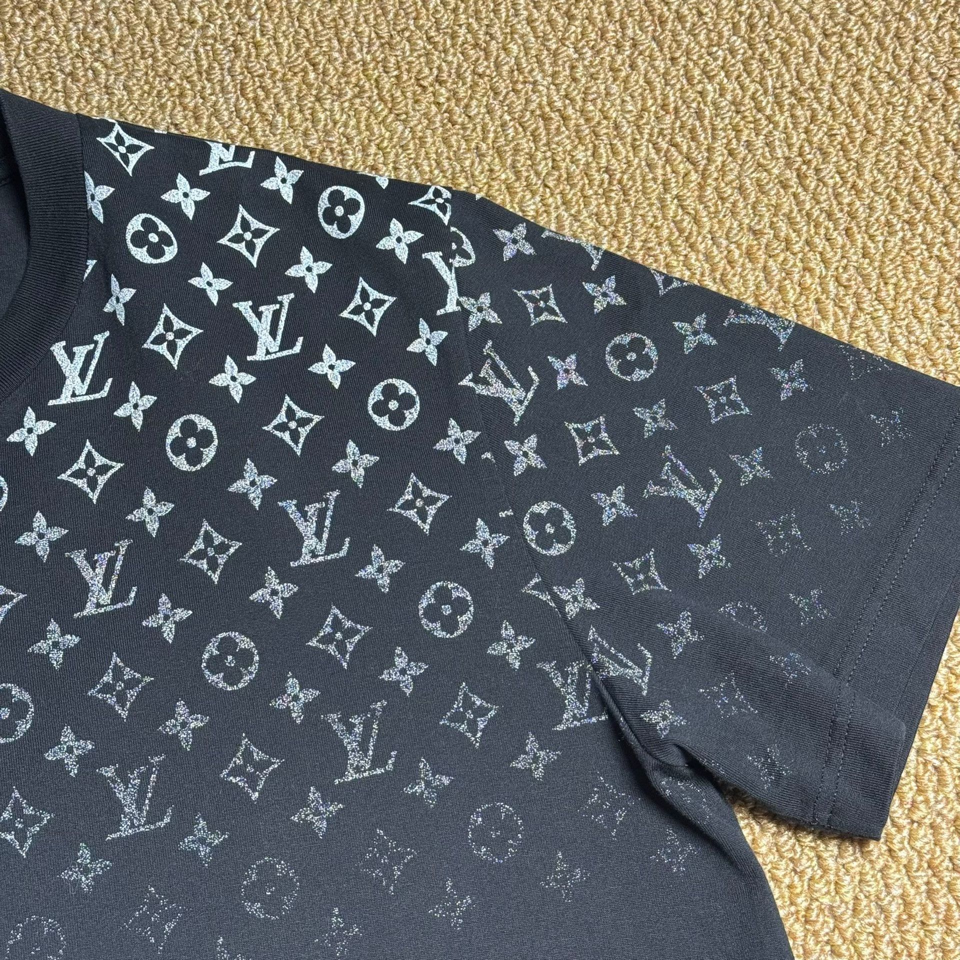 Louis Vuitton Louis Vuitton LV SS24 Gradient Logo T-Shirt Size US XL / EU 56 / 4 - 3 Thumbnail