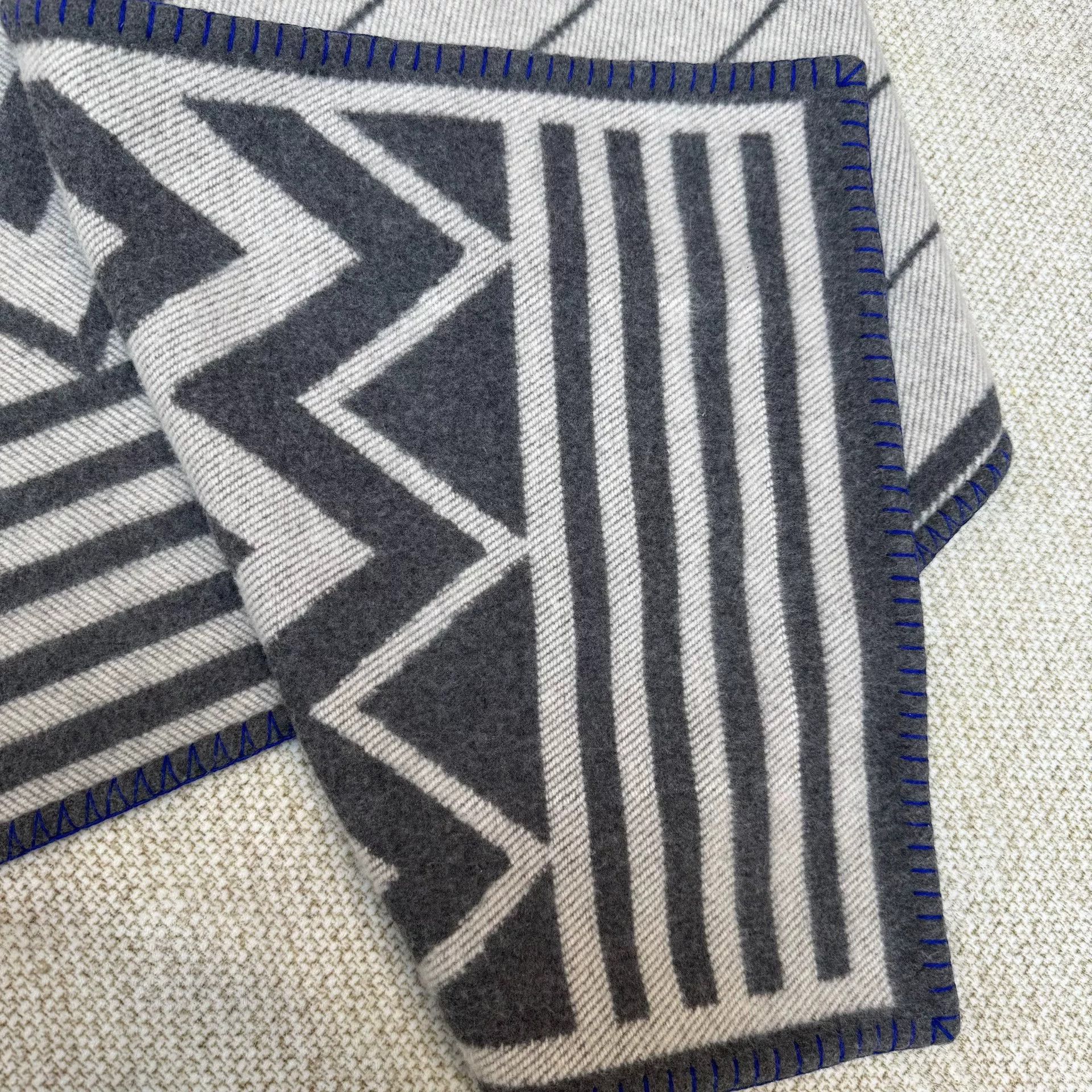 Louis Vuitton Louis Vuitton Pure Cashmere Striped Scarf Size ONE SIZE - 3 Thumbnail