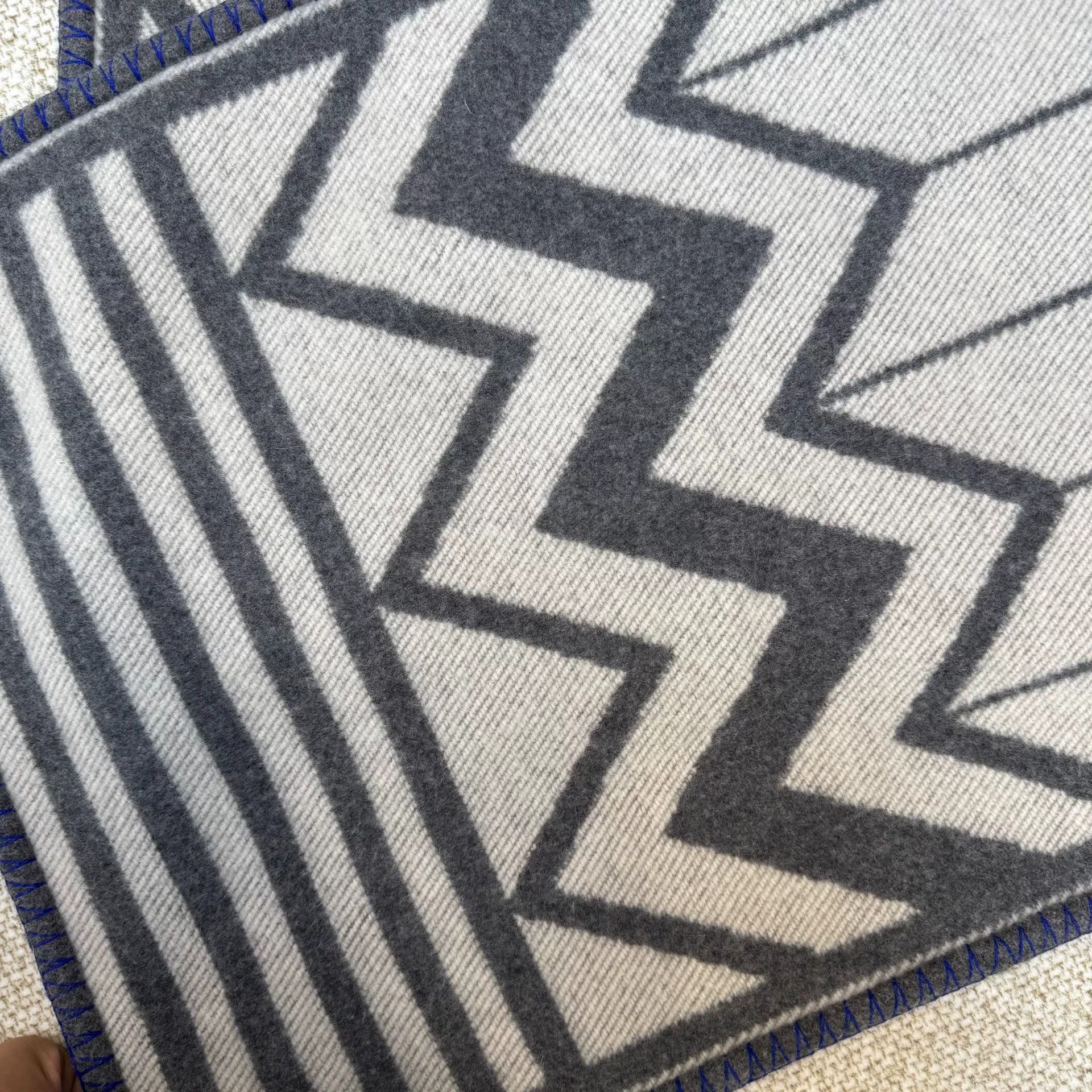 Louis Vuitton Louis Vuitton Pure Cashmere Striped Scarf Size ONE SIZE - 4 Thumbnail