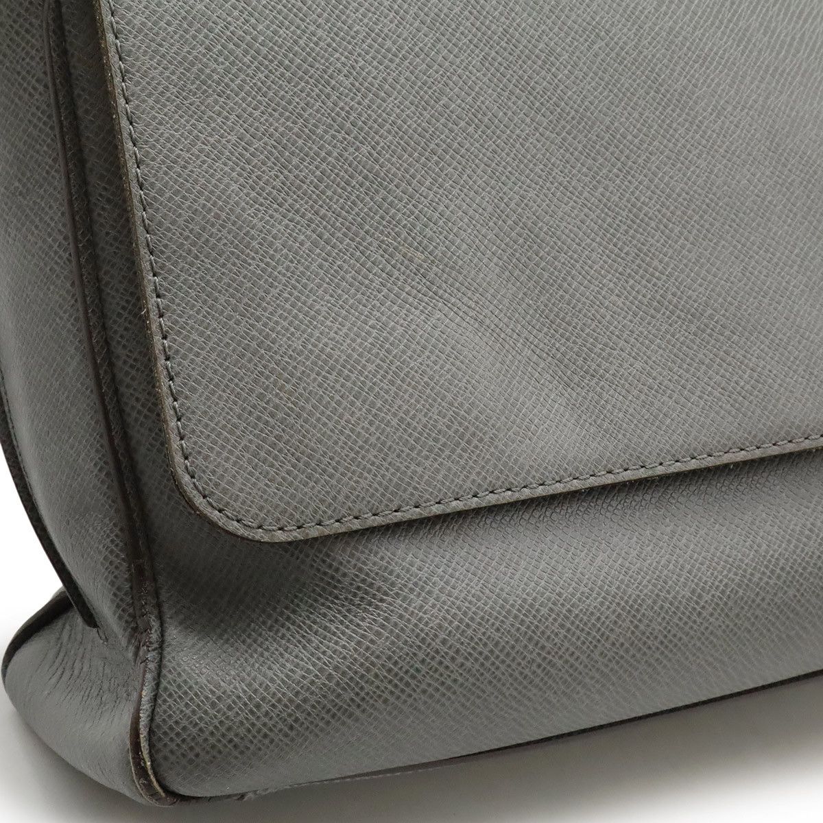 Louis Vuitton Louis Vuitton Louis Vuitton Roman MM Taiga Shoulder Bag Leather Crossbody Bag M32623 DUTY FREE for USA Size ONE SIZE - 6 Thumbnail