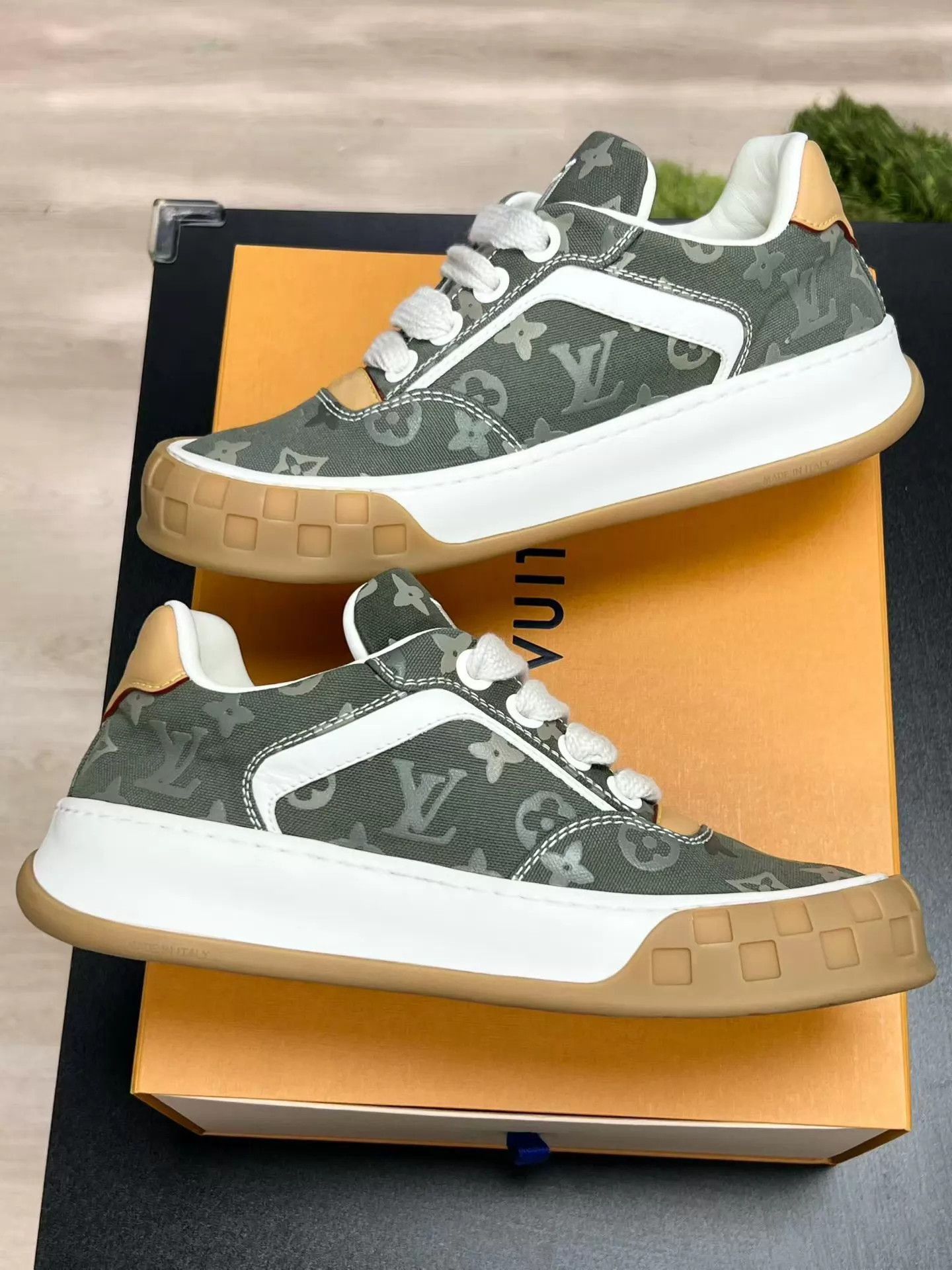 Louis Vuitton Green Low-Top Sneakers with Pattern Size 9.5 Size US 9.5 / EU 42-43 - 4 Thumbnail