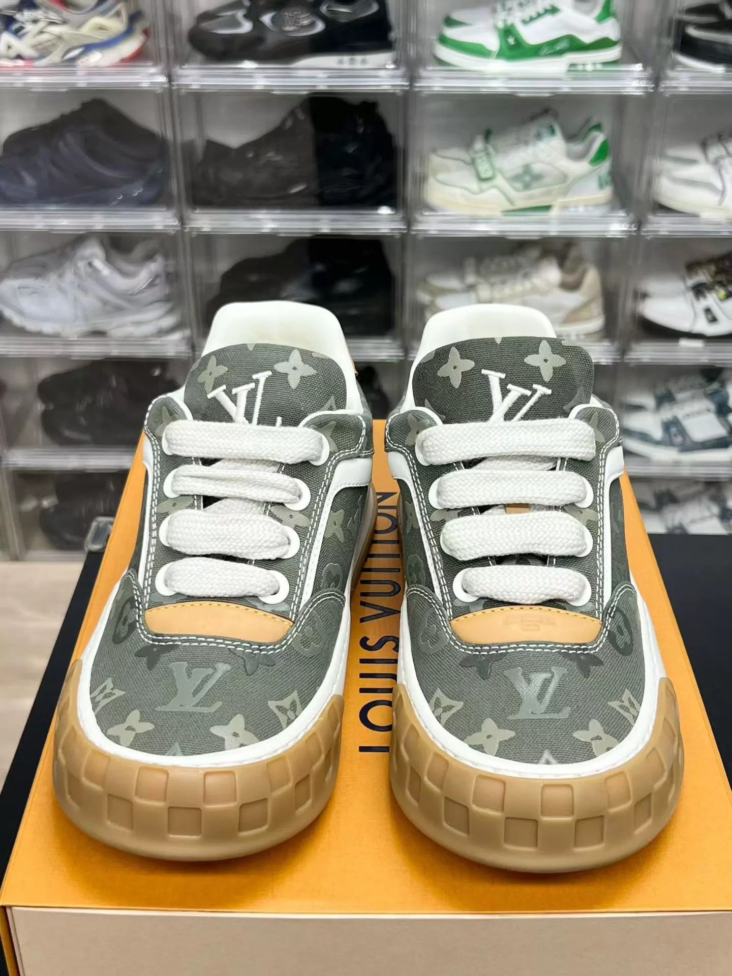 Louis Vuitton Green Low-Top Sneakers with Pattern Size 9.5 Size US 9.5 / EU 42-43 - 2 Thumbnail