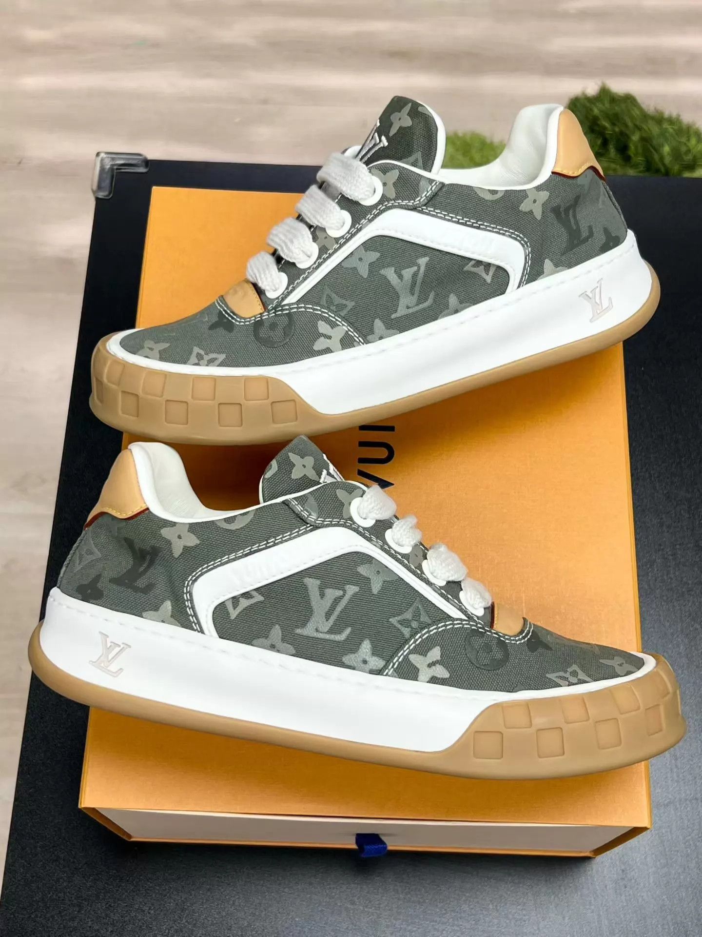 Louis Vuitton Green Low-Top Sneakers with Pattern Size 9.5 Size US 9.5 / EU 42-43 - 3 Thumbnail