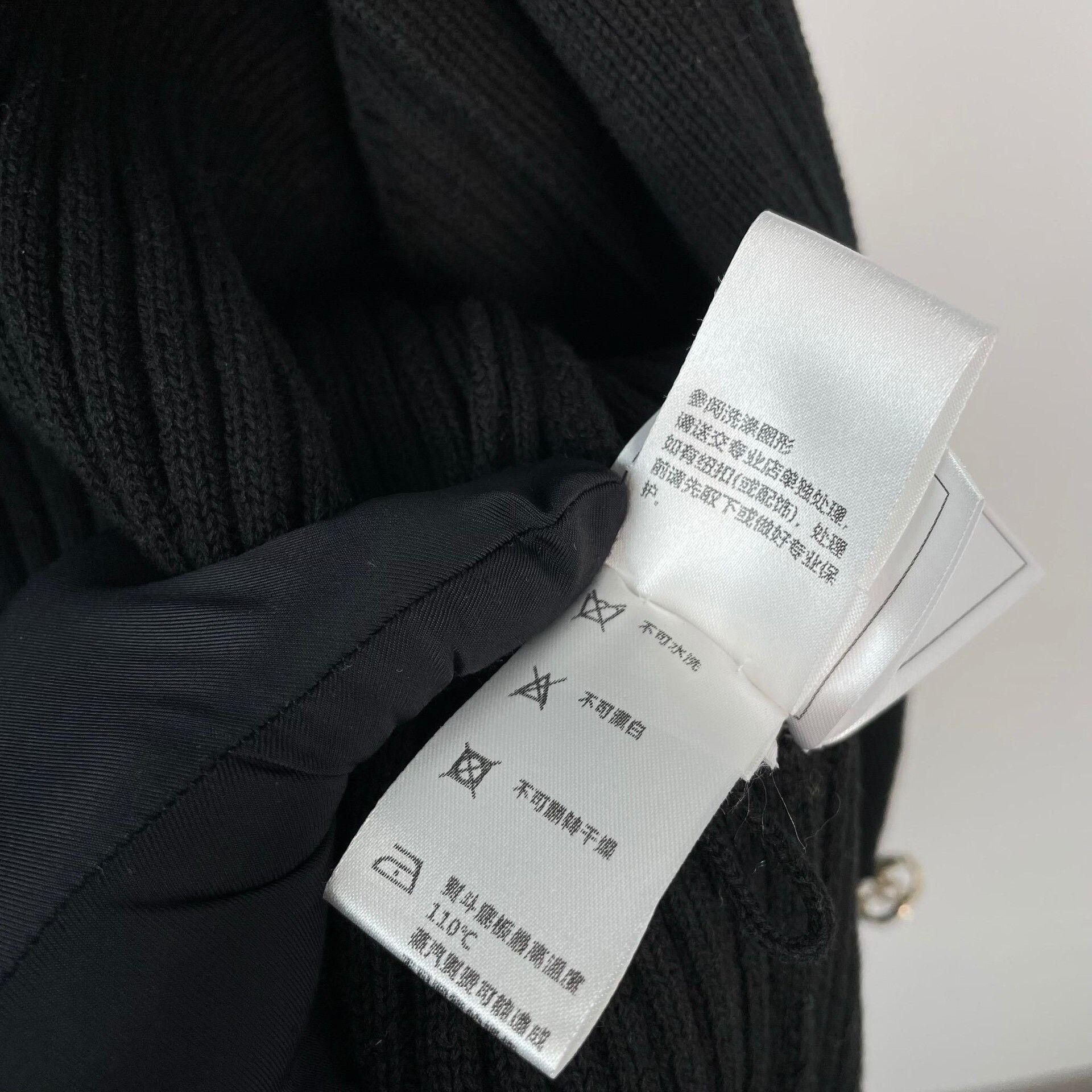 Chanel Chanel Black Gold Button Knit Cardigan Size M / US 6-8 / IT 42-44 - 8 Thumbnail