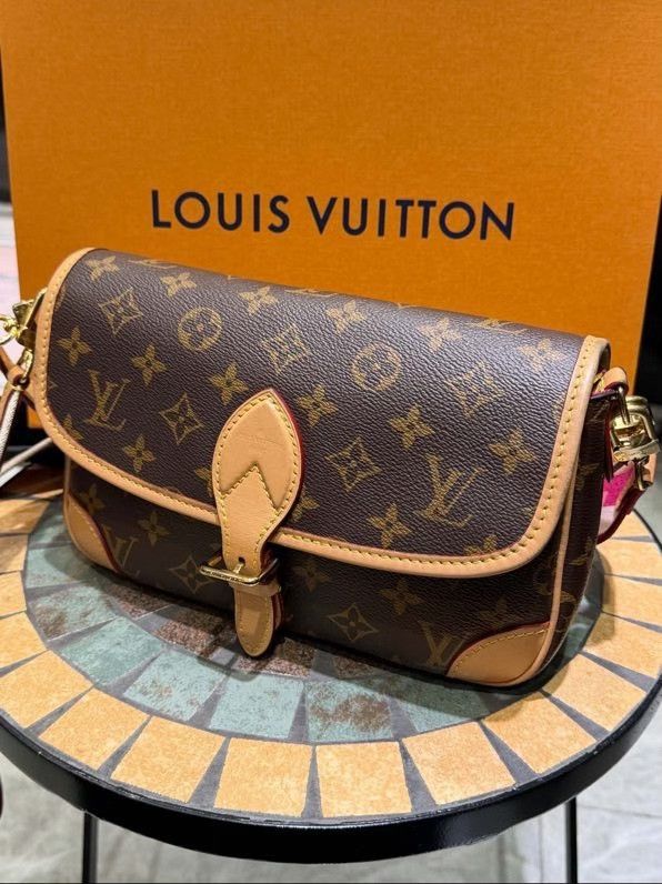 Louis Vuitton Louis Vuitton Diane Monogram Red Strap Baguette Size ONE SIZE - 3 Thumbnail
