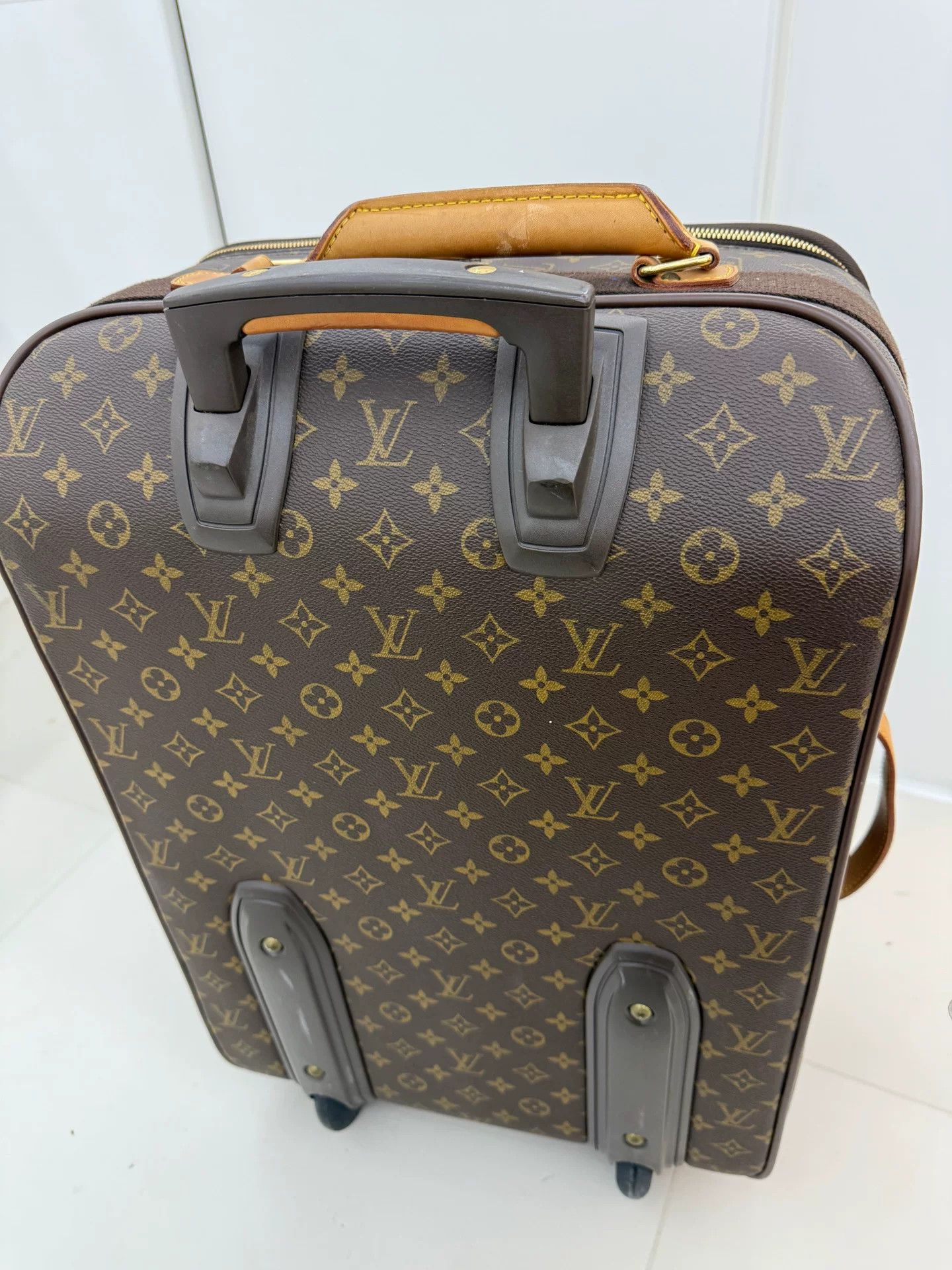 Louis Vuitton LV Classic Monogram Carry-On Rolling Suitcase Size ONE SIZE - 3 Thumbnail
