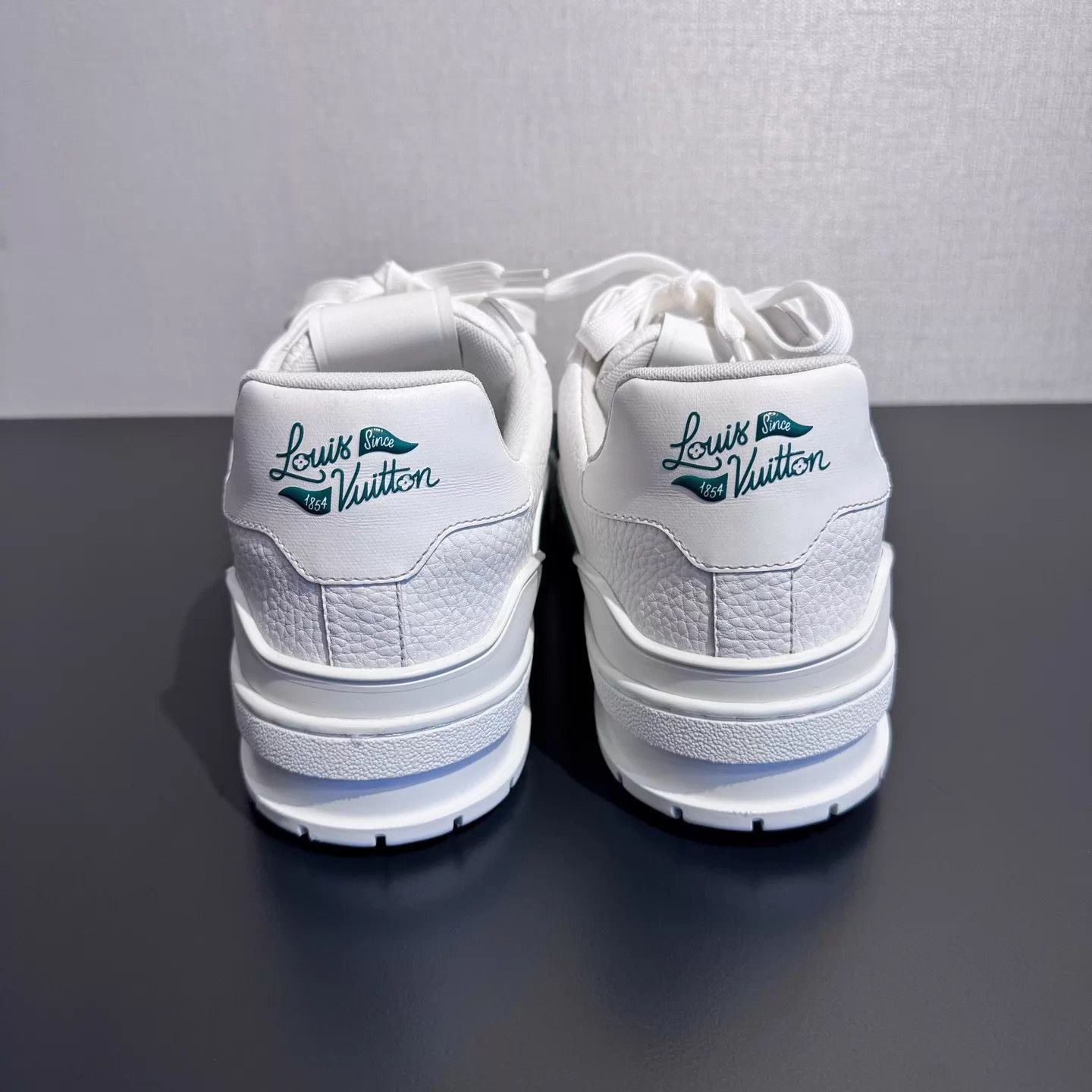 Louis Vuitton White Low-Top Sneakers with Green Accents Size US 8 / EU 41 - 3 Thumbnail