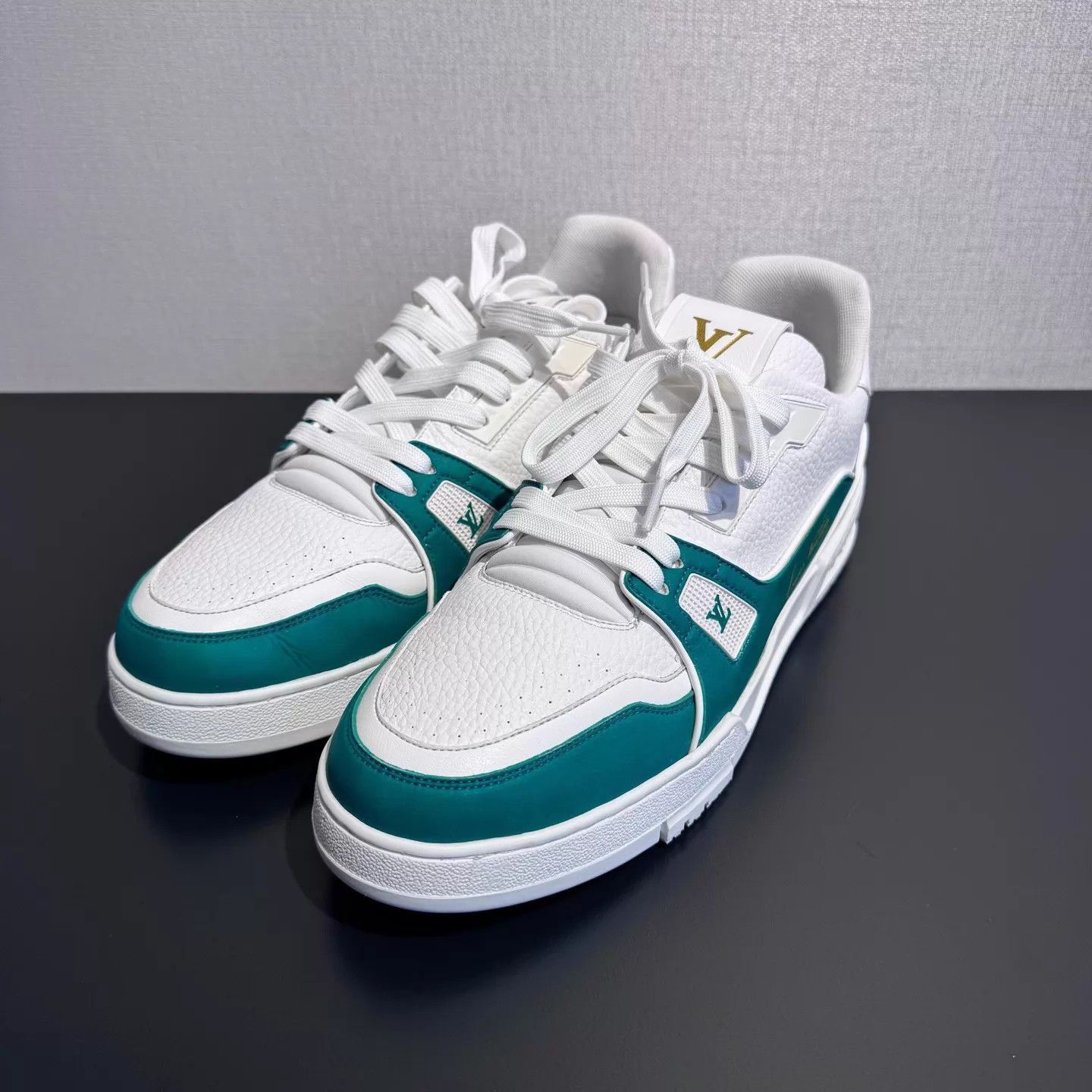 Louis Vuitton White Low-Top Sneakers with Green Accents Size US 8 / EU 41 - 2 Thumbnail