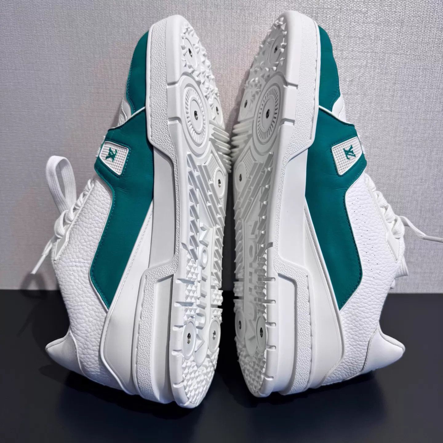 Louis Vuitton White Low-Top Sneakers with Green Accents Size US 8 / EU 41 - 7 Thumbnail