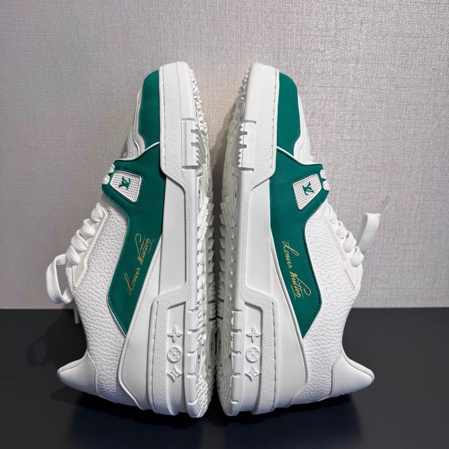 Louis Vuitton White Low-Top Sneakers with Green Accents Size US 8 / EU 41 - 4 Thumbnail