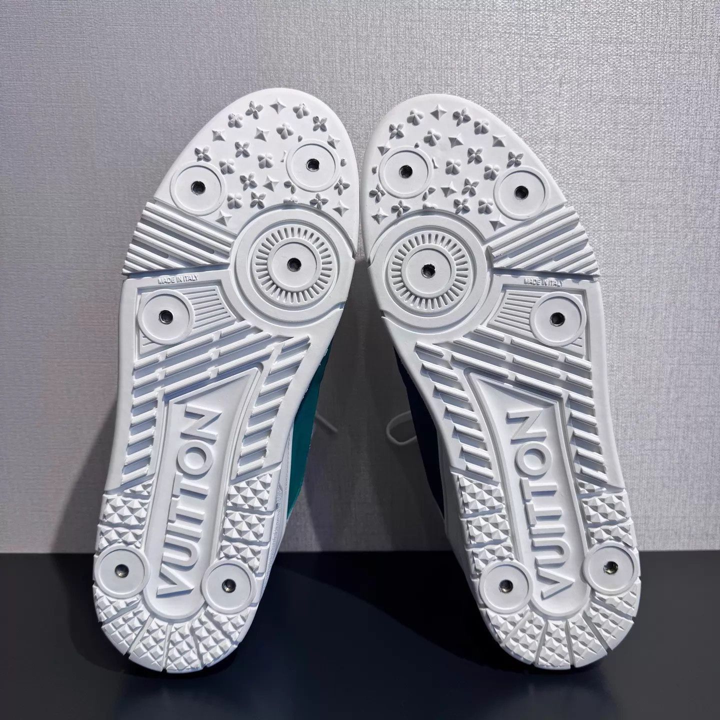 Louis Vuitton White Low-Top Sneakers with Green Accents Size US 8 / EU 41 - 6 Thumbnail