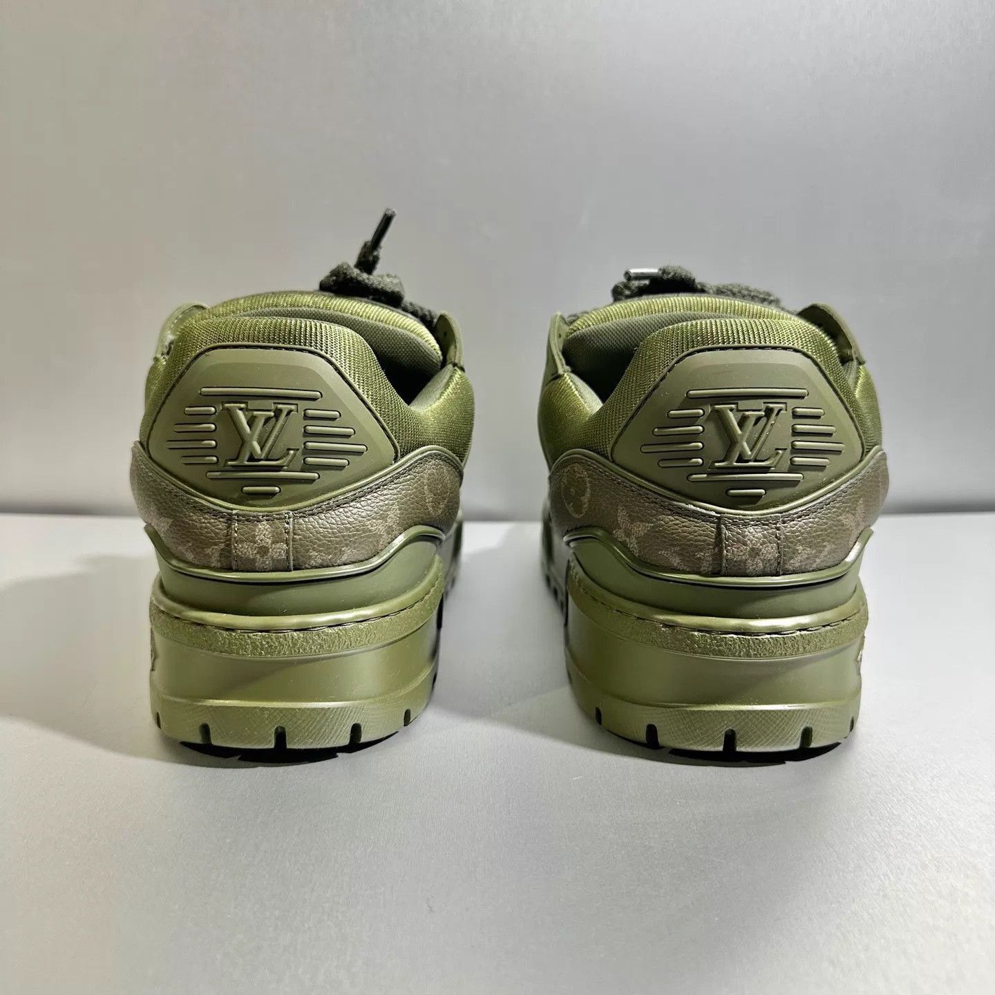 Louis Vuitton Green Low-Top Sneakers with Pattern, Size 9 Size US 9 / EU 42 - 5 Thumbnail