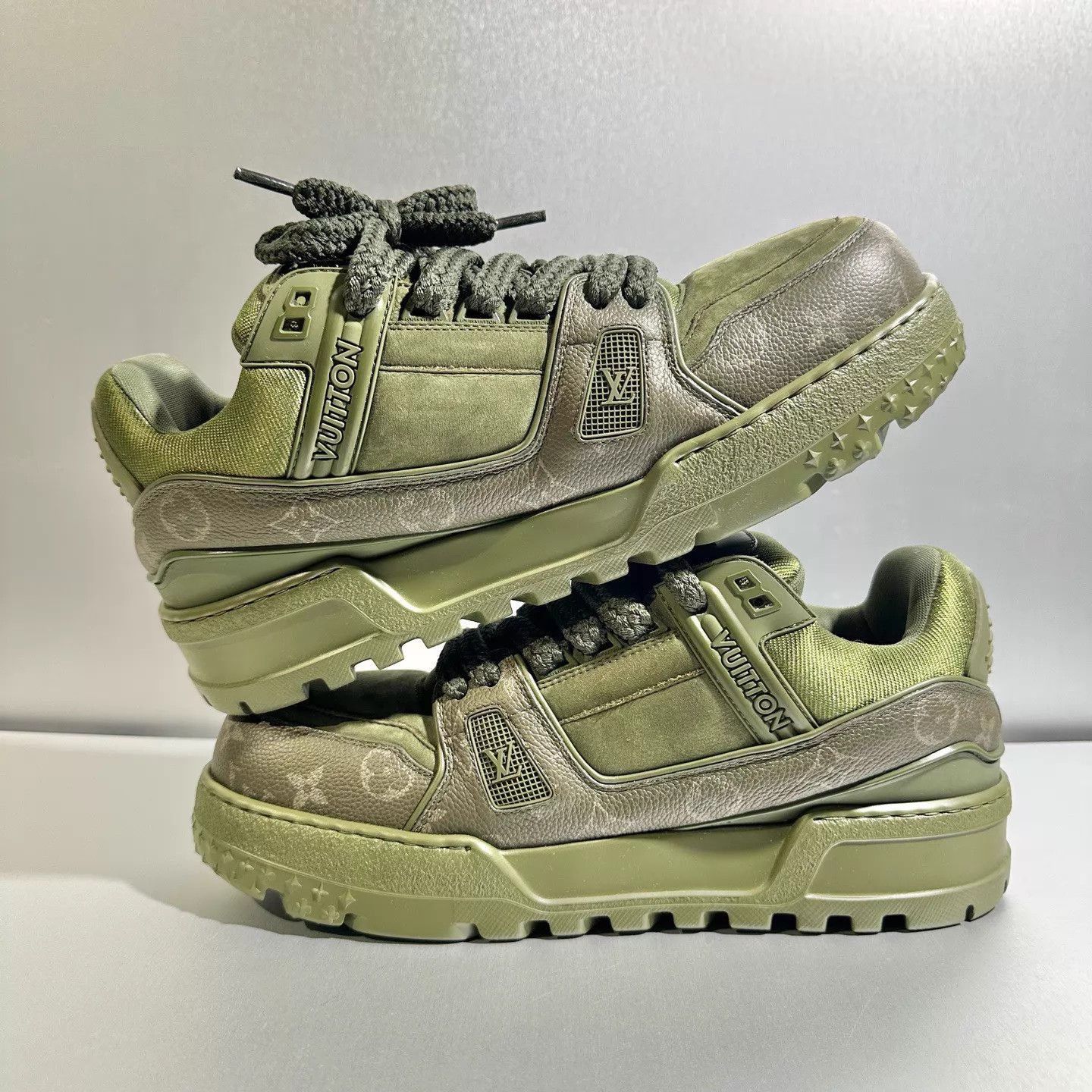 Louis Vuitton Green Low-Top Sneakers with Pattern, Size 9 Size US 9 / EU 42 - 4 Thumbnail
