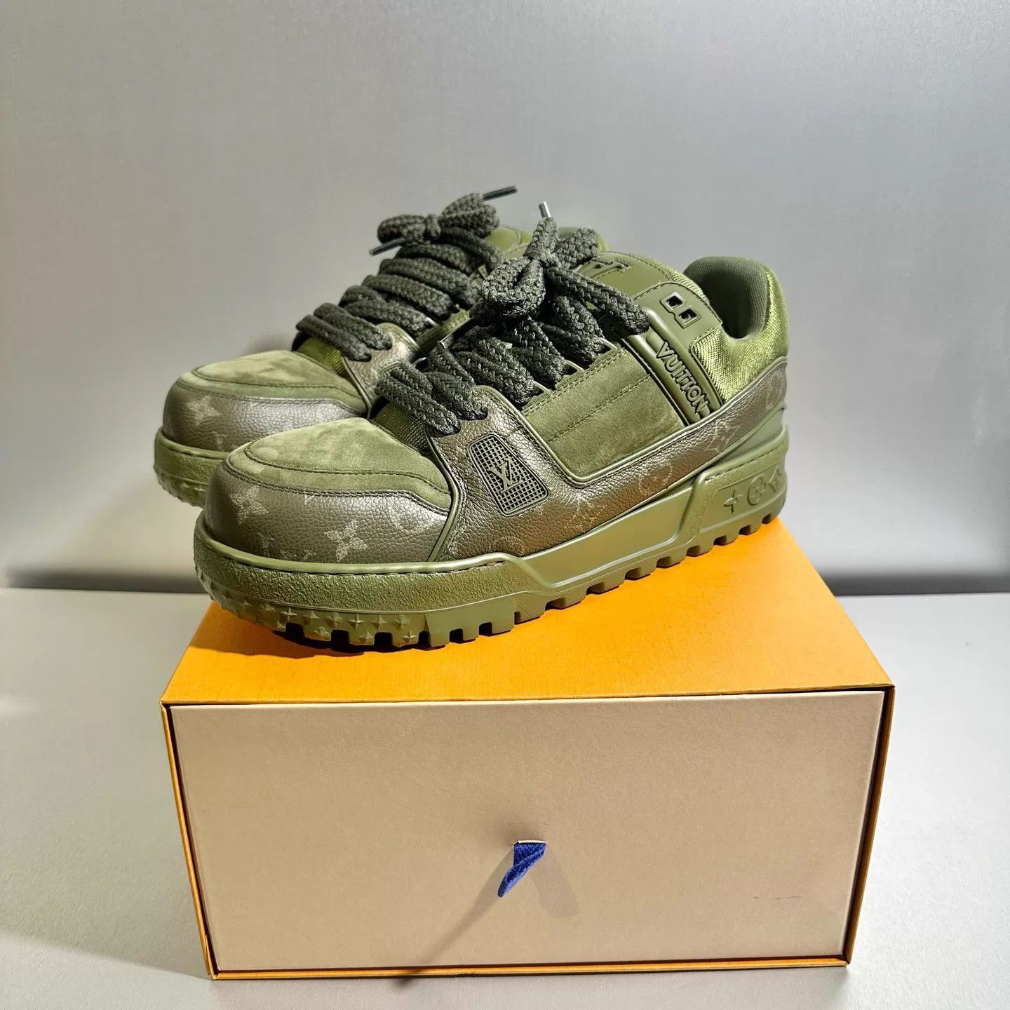 Louis Vuitton Green Low-Top Sneakers with Pattern, Size 9 Size US 9 / EU 42 - 8 Thumbnail