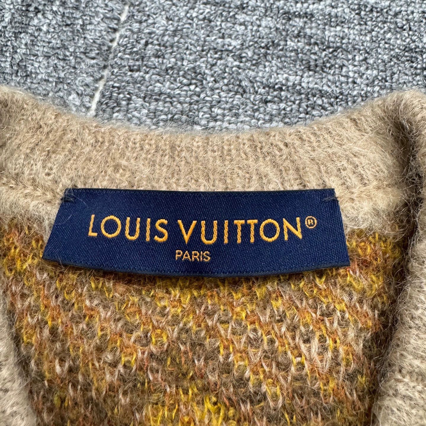Louis Vuitton Beige Patterned V-Neck Sweater Size S Size US S / EU 44-46 / 1 - 2 Thumbnail