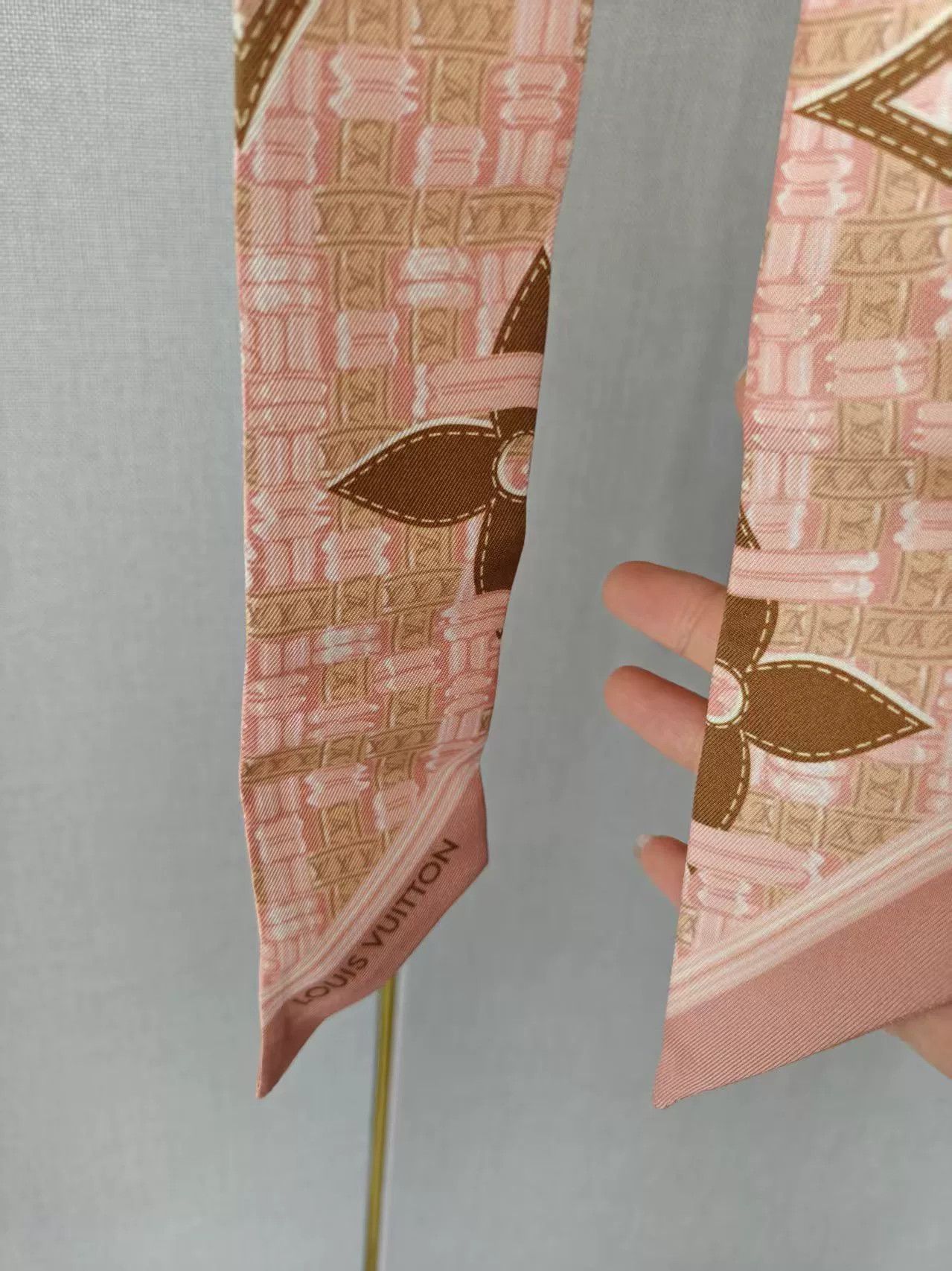 Louis Vuitton Louis Vuitton Silk Scarf Size ONE SIZE - 3 Thumbnail
