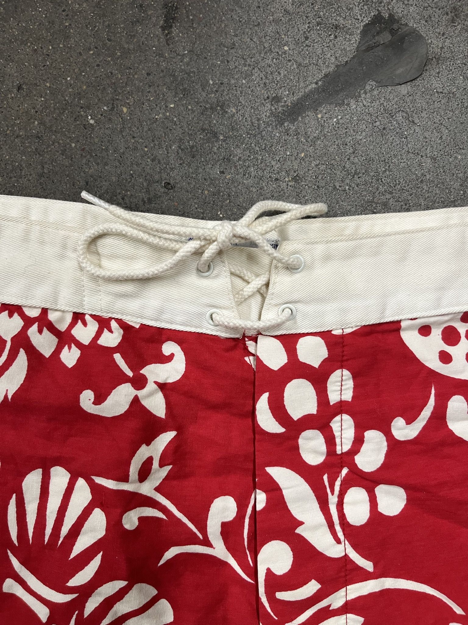 Vintage Vintage 1970s Hawaiian Print Board Shorts Size 39 Size US 39 - 2 Thumbnail