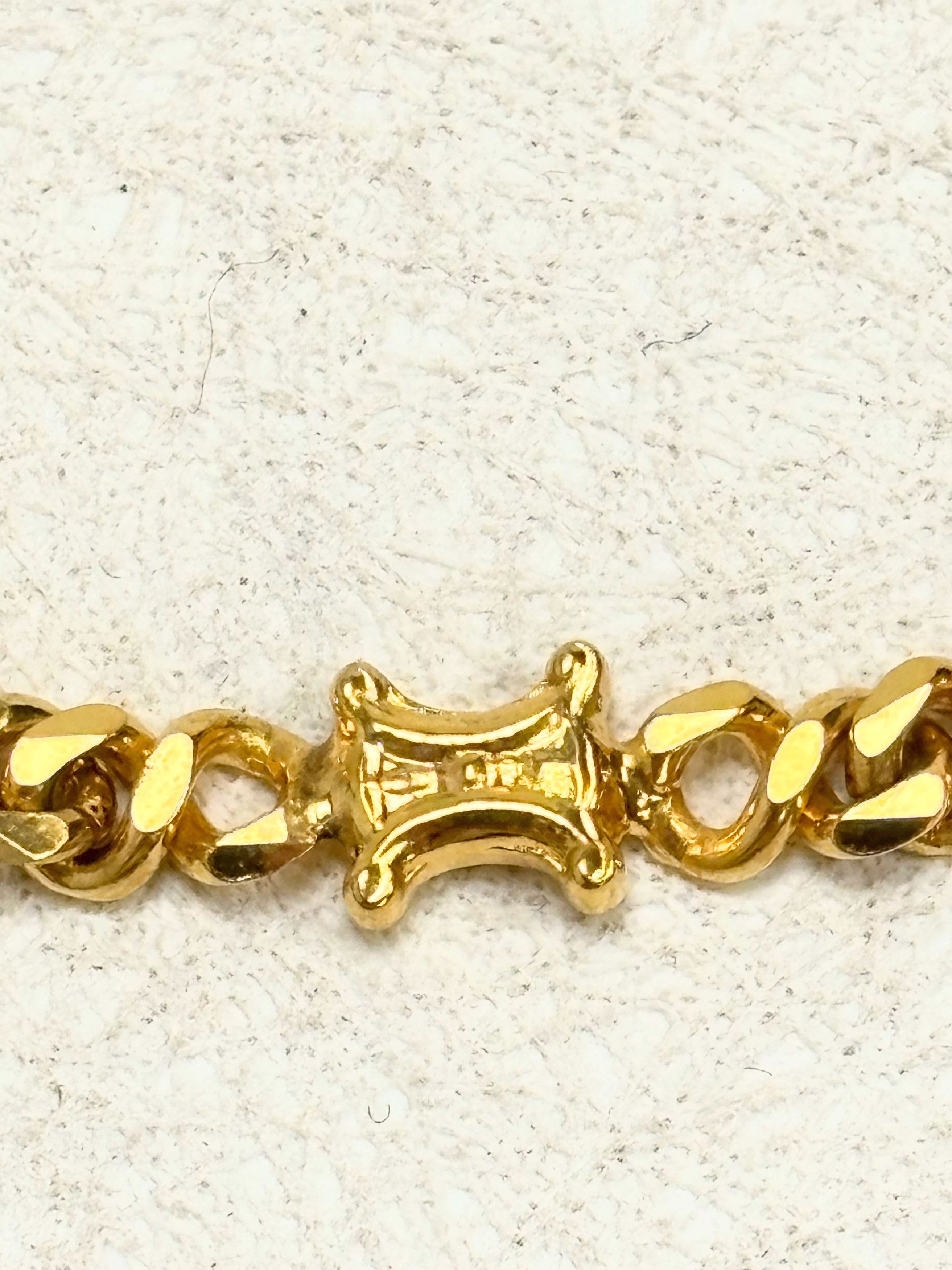 CÉLINE Bracelet Triomphe is available for purchase on au PAY 