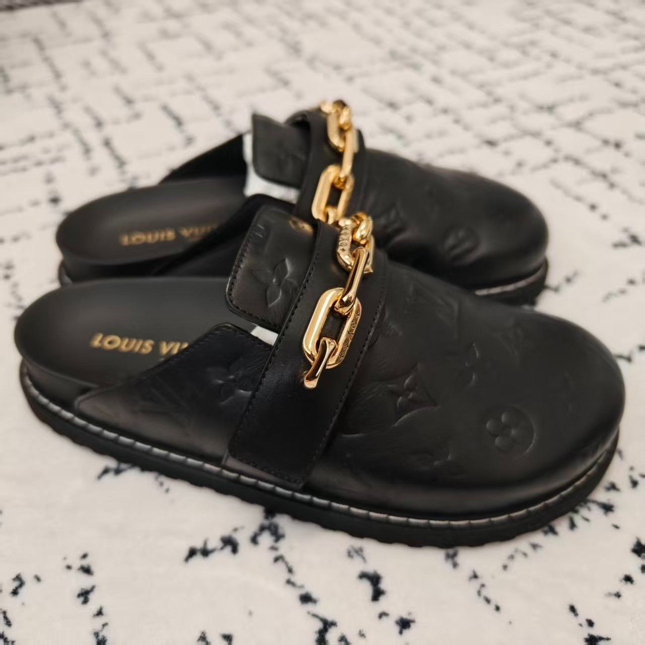 Louis Vuitton Louis Vuitton LV Slip-On Embossed Leather Sandals Size US 8 / IT 38 - 3 Thumbnail