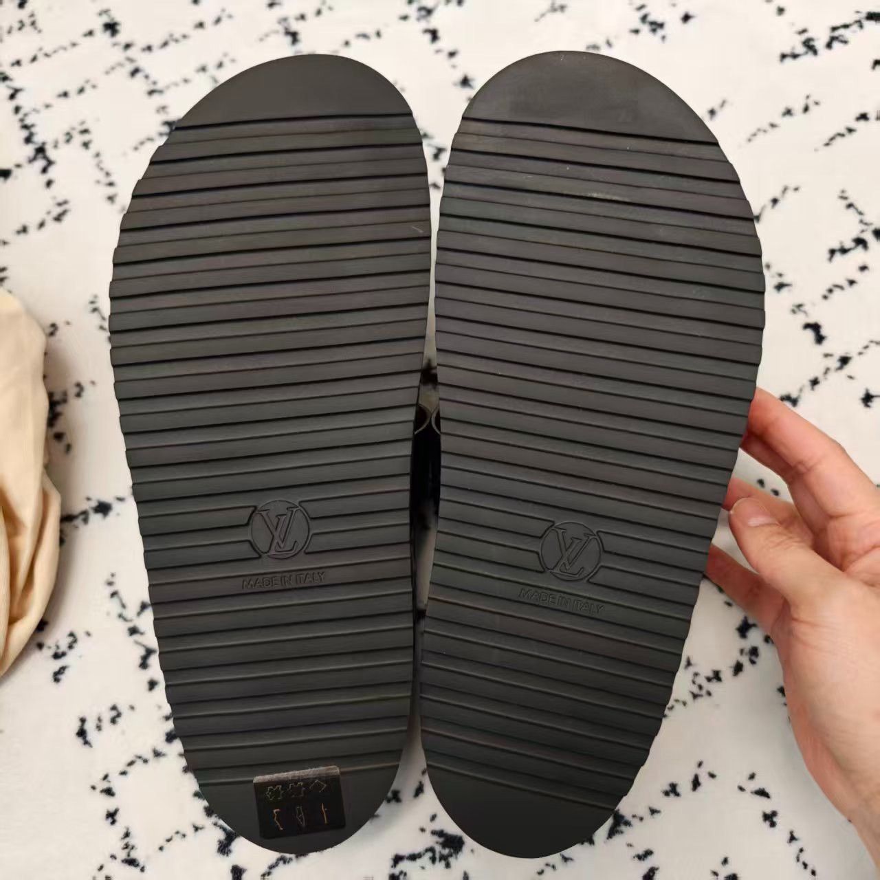 Louis Vuitton Louis Vuitton LV Slip-On Embossed Leather Sandals Size US 8 / IT 38 - 2 Thumbnail