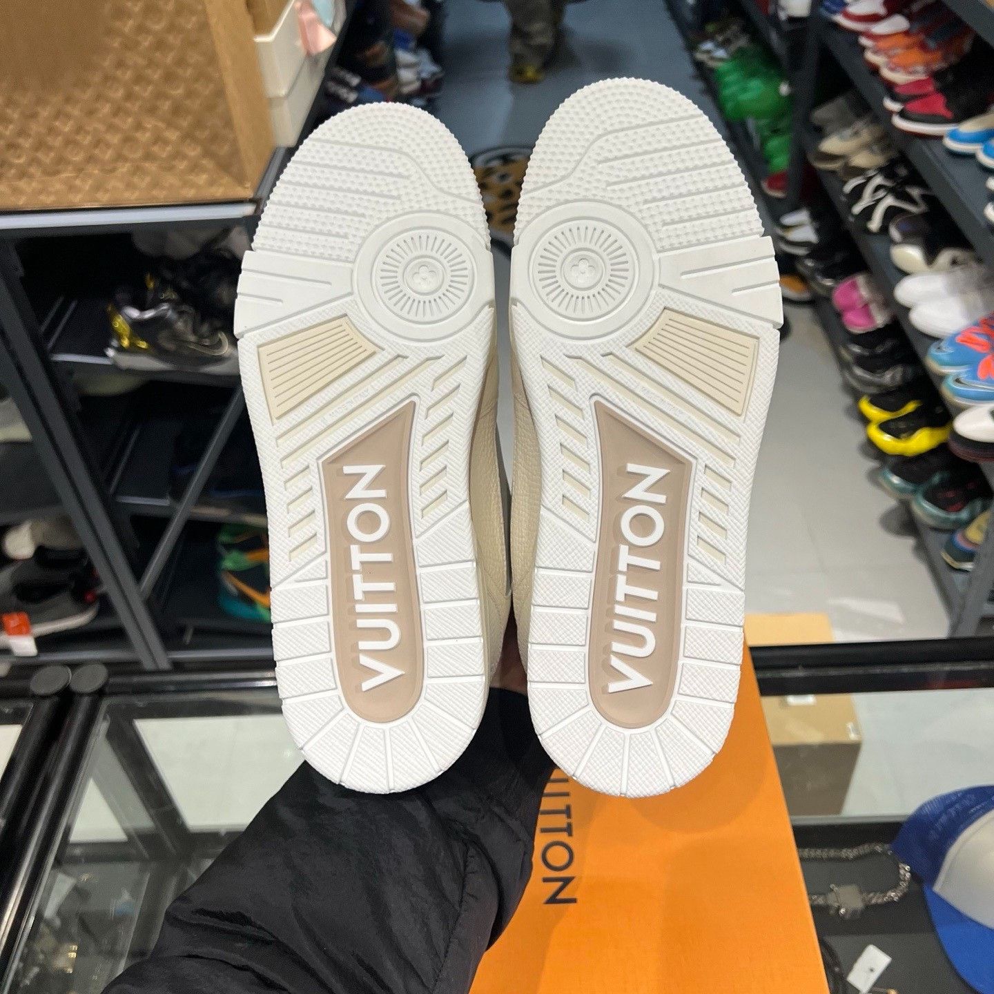 Louis Vuitton Louis Vuitton Velcro Trainer Suede Size US 8 / EU 41 - 5 Thumbnail