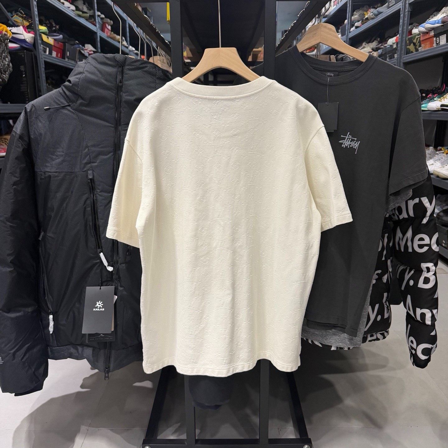 Louis Vuitton Louis Vuitton White All-Over Print Pocket Tee Size US XL / EU 56 / 4 - 2 Thumbnail