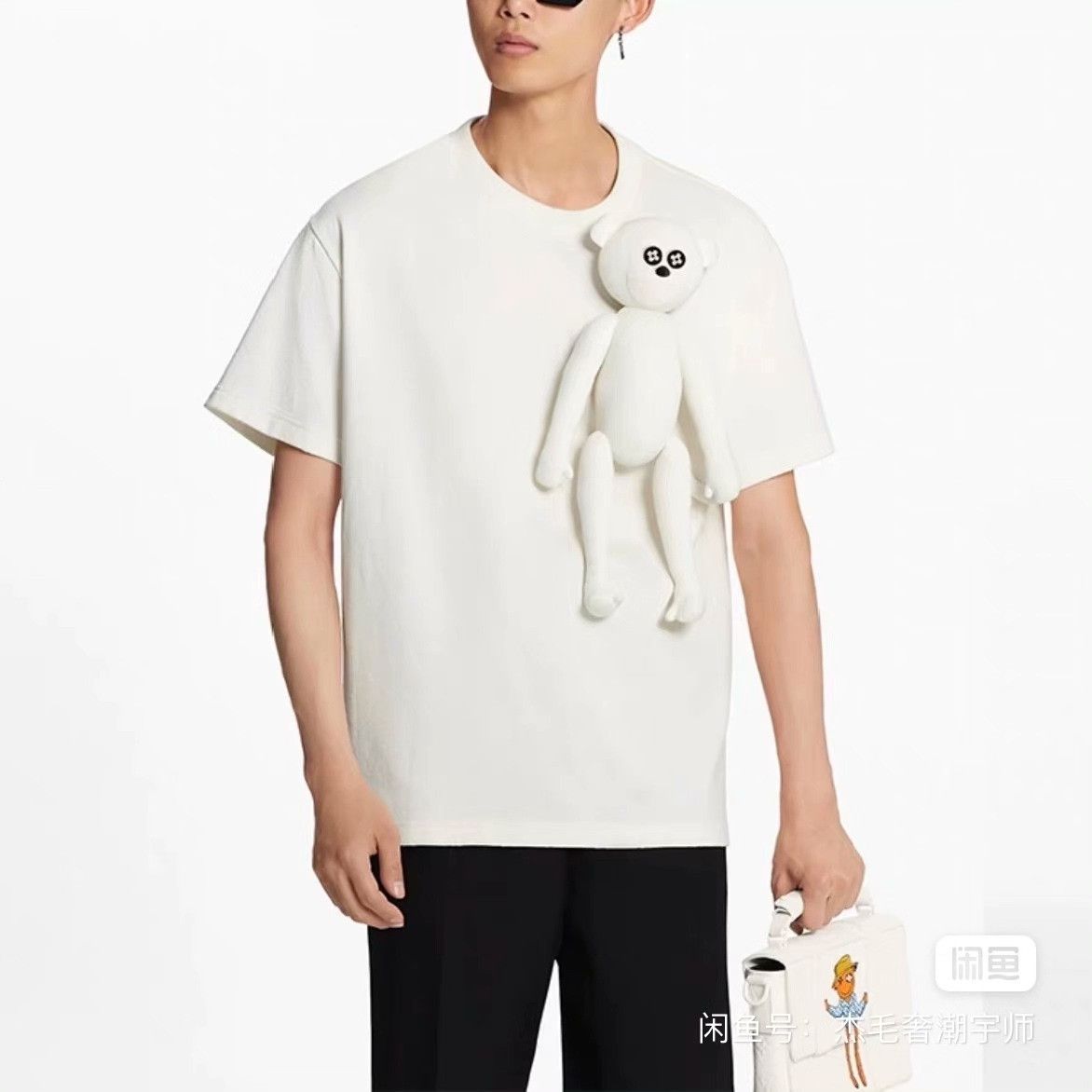 Louis Vuitton LV White Logo T-Shirt with Monkey Doll Size US M / EU 48-50 / 2 - 8 Thumbnail