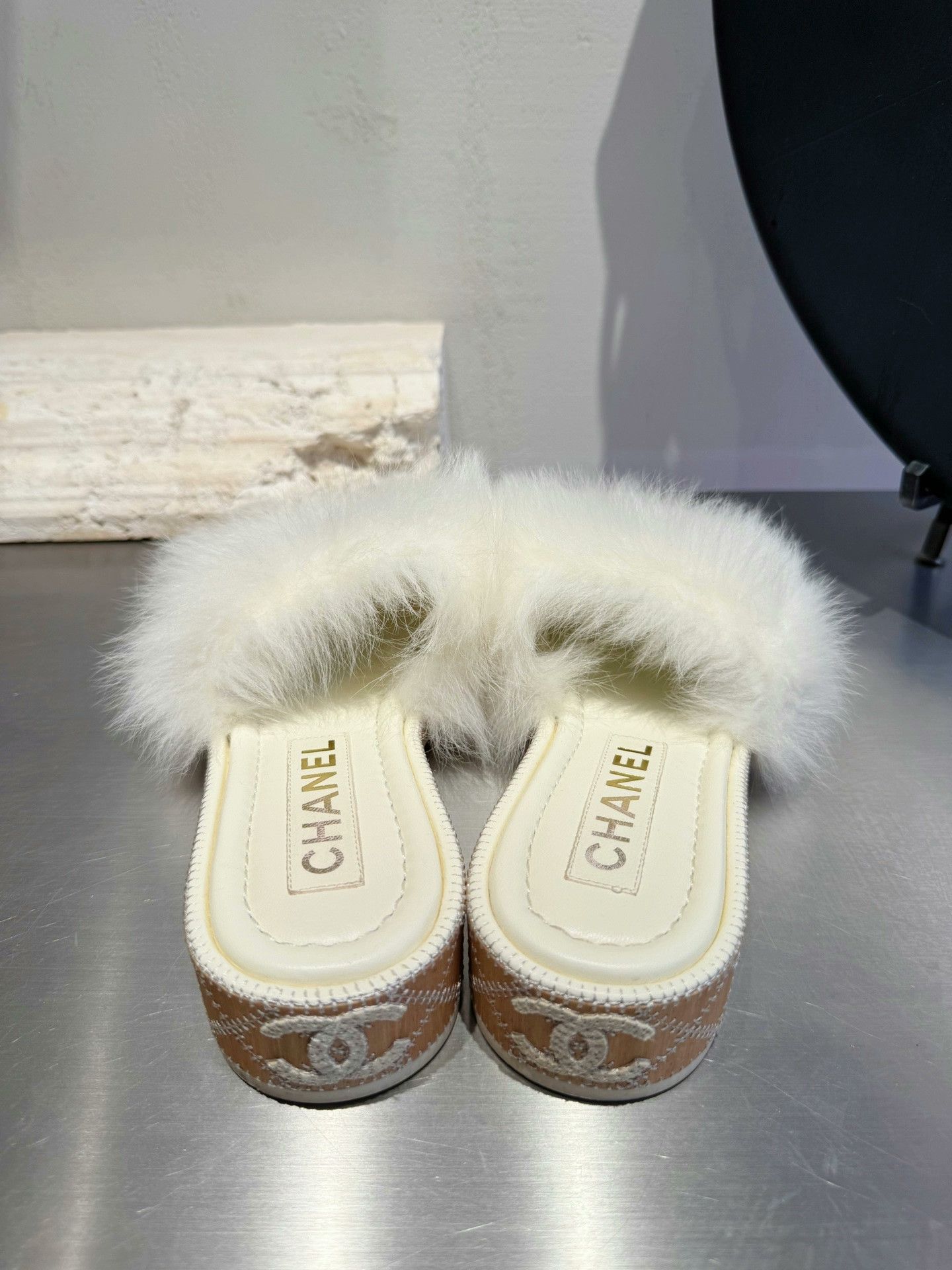 Chanel Chanel White Fur Large Logo Slippers 35.5 Size US 4.5 / IT 34.5 - 3 Thumbnail