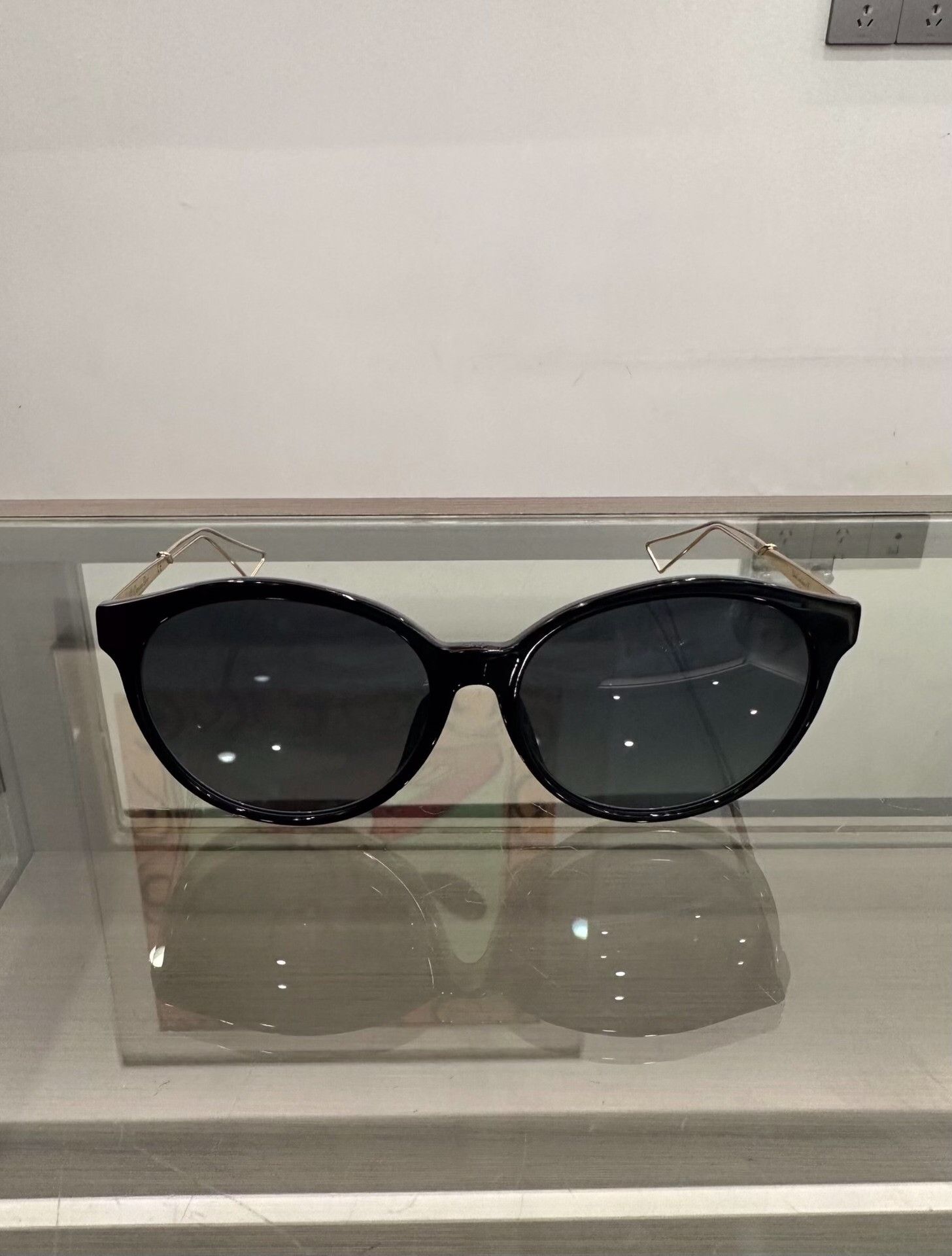 Dior Dior Black Cat-Eye Gold Logo Sunglasses Size ONE SIZE - 3 Thumbnail