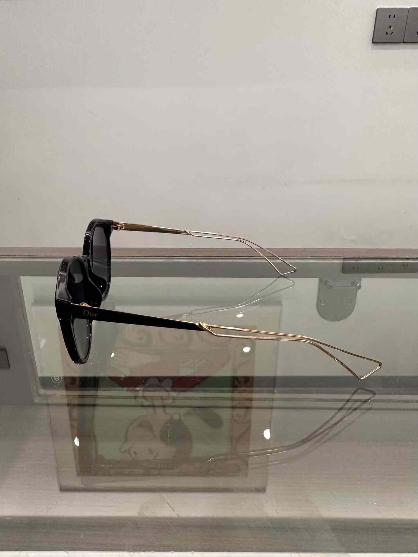 Dior Dior Black Cat-Eye Gold Logo Sunglasses Size ONE SIZE - 4 Thumbnail