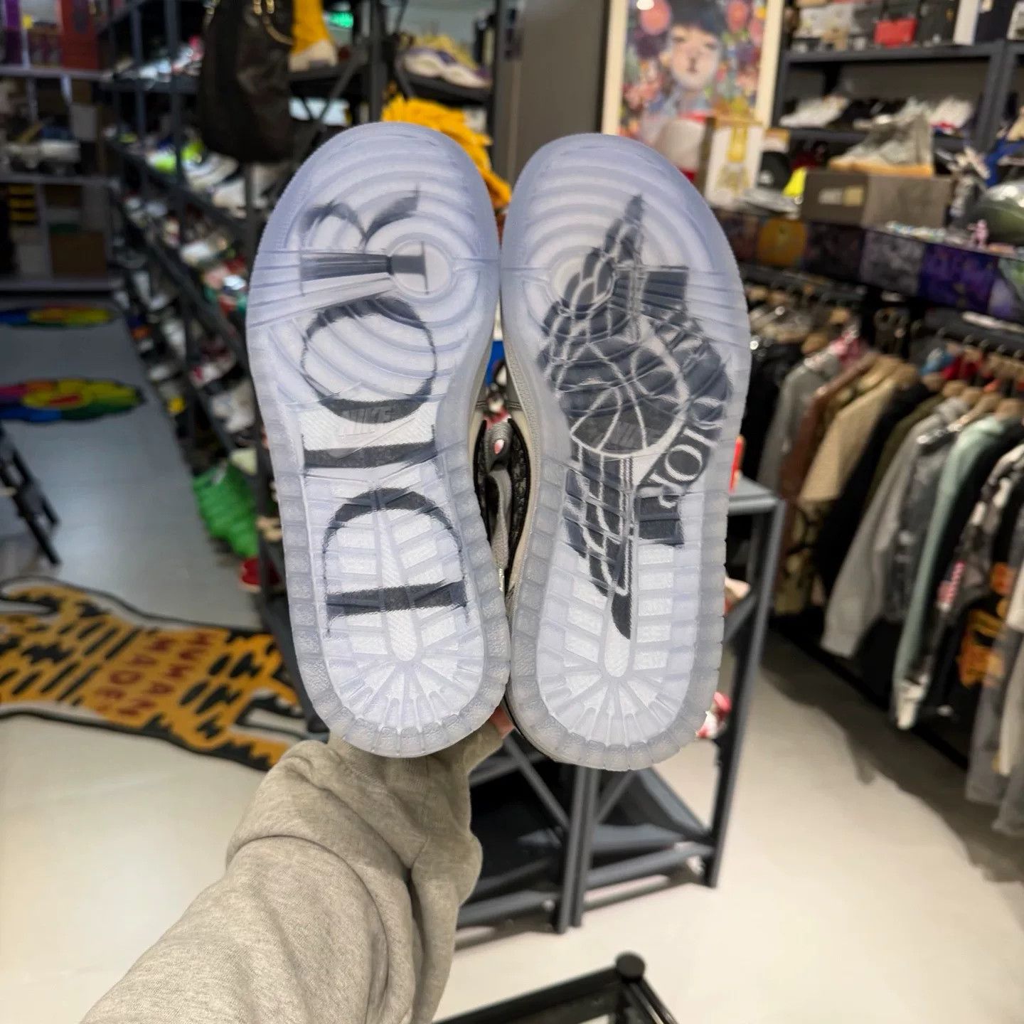 Dior DIOR AJ1 High OG White Wolf Grey Size US 10 / EU 43 - 4 Thumbnail